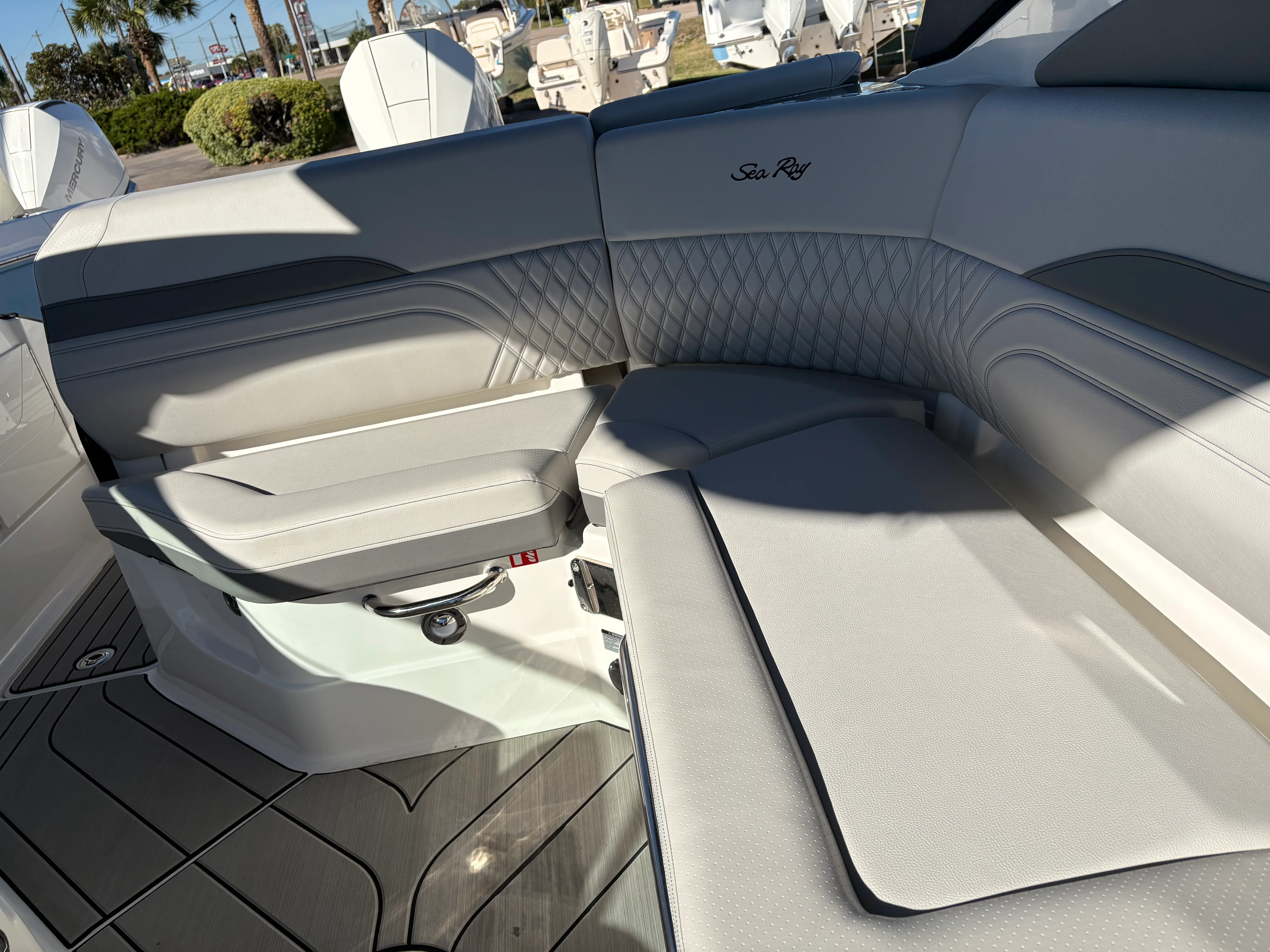 2025 Sea Ray SLX 260 Outboard Image Thumbnail #11