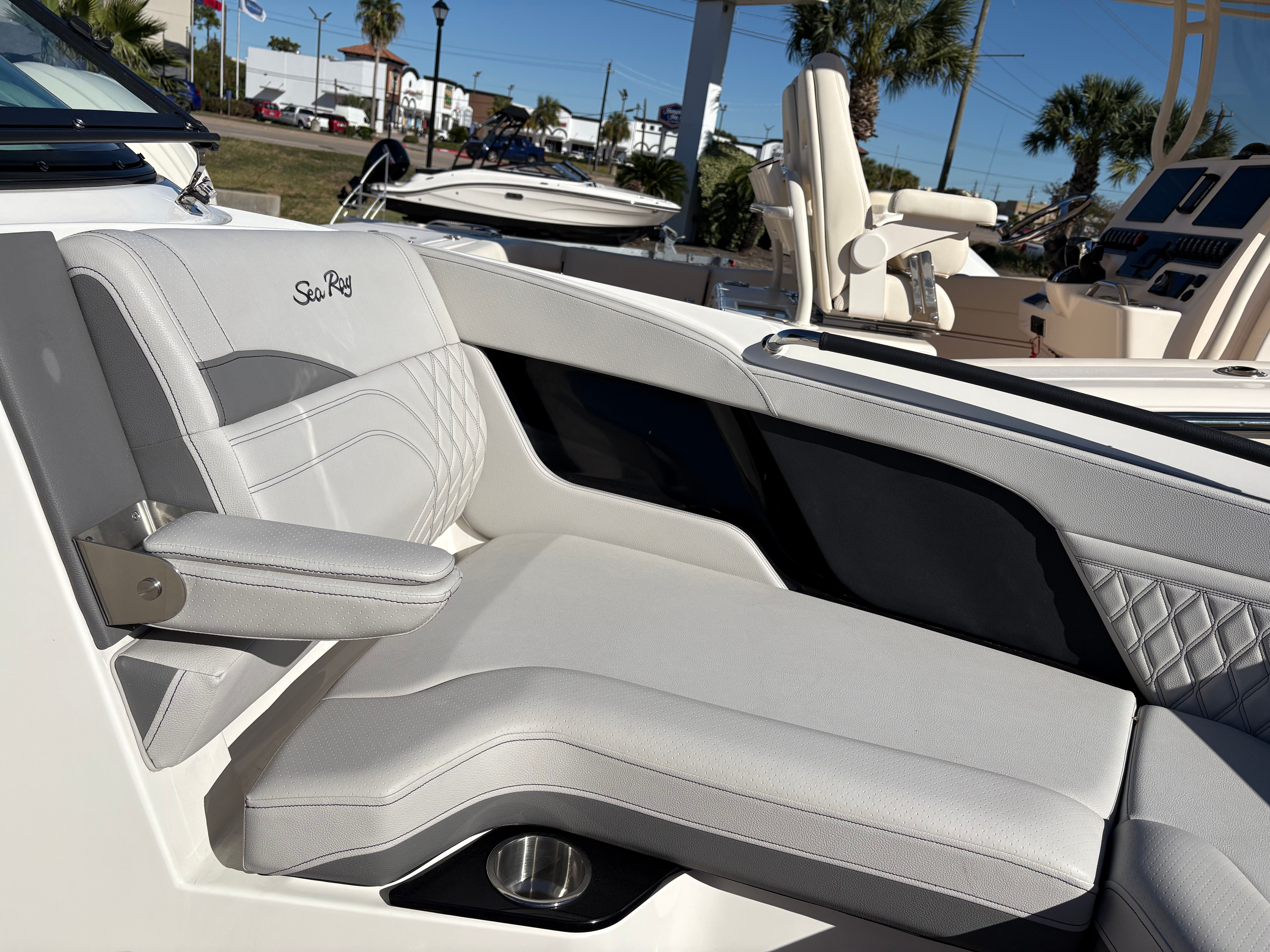 2025 Sea Ray SLX 260 Outboard Image Thumbnail #16