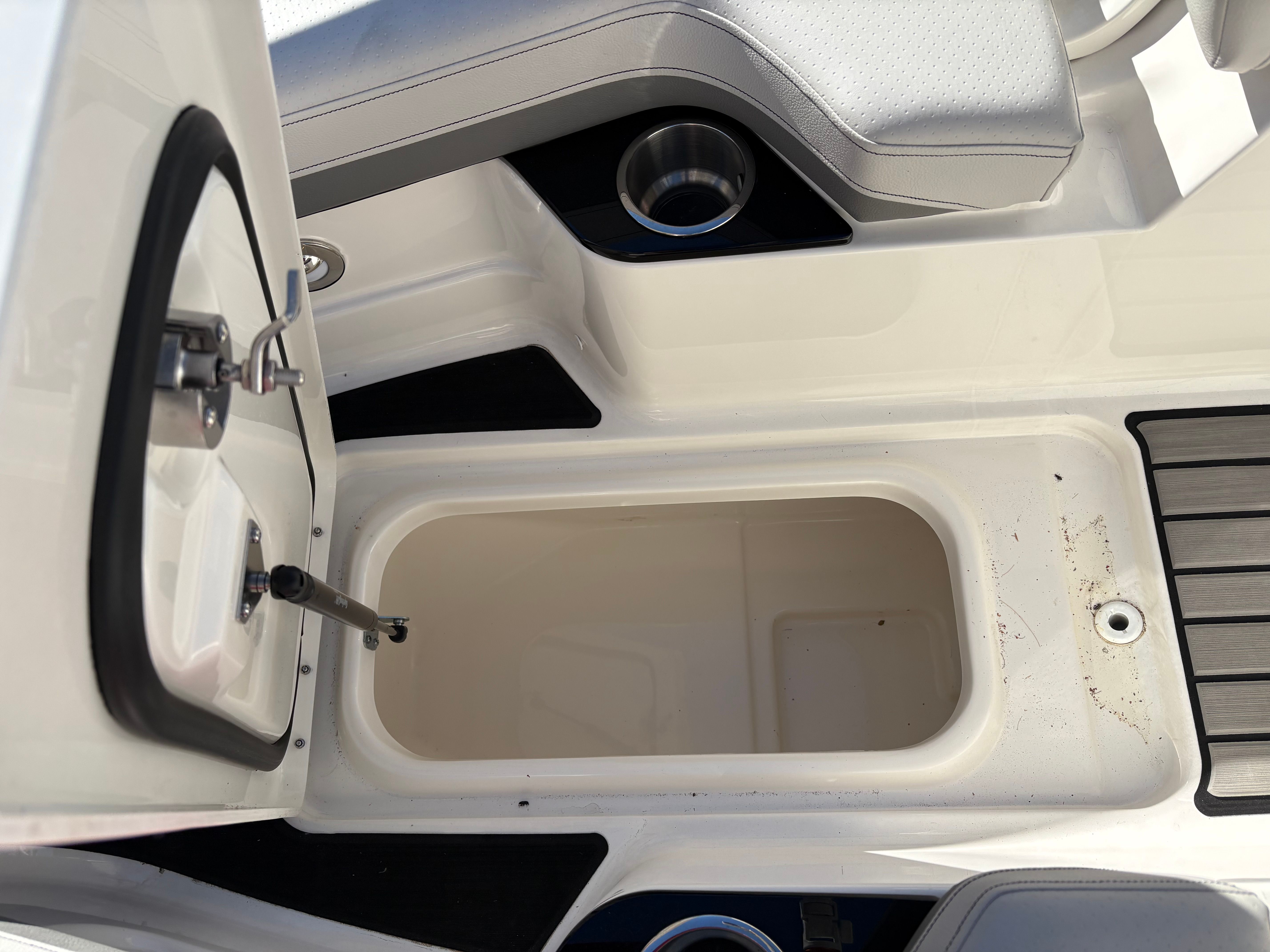 2025 Sea Ray SLX 260 Outboard Image Thumbnail #19