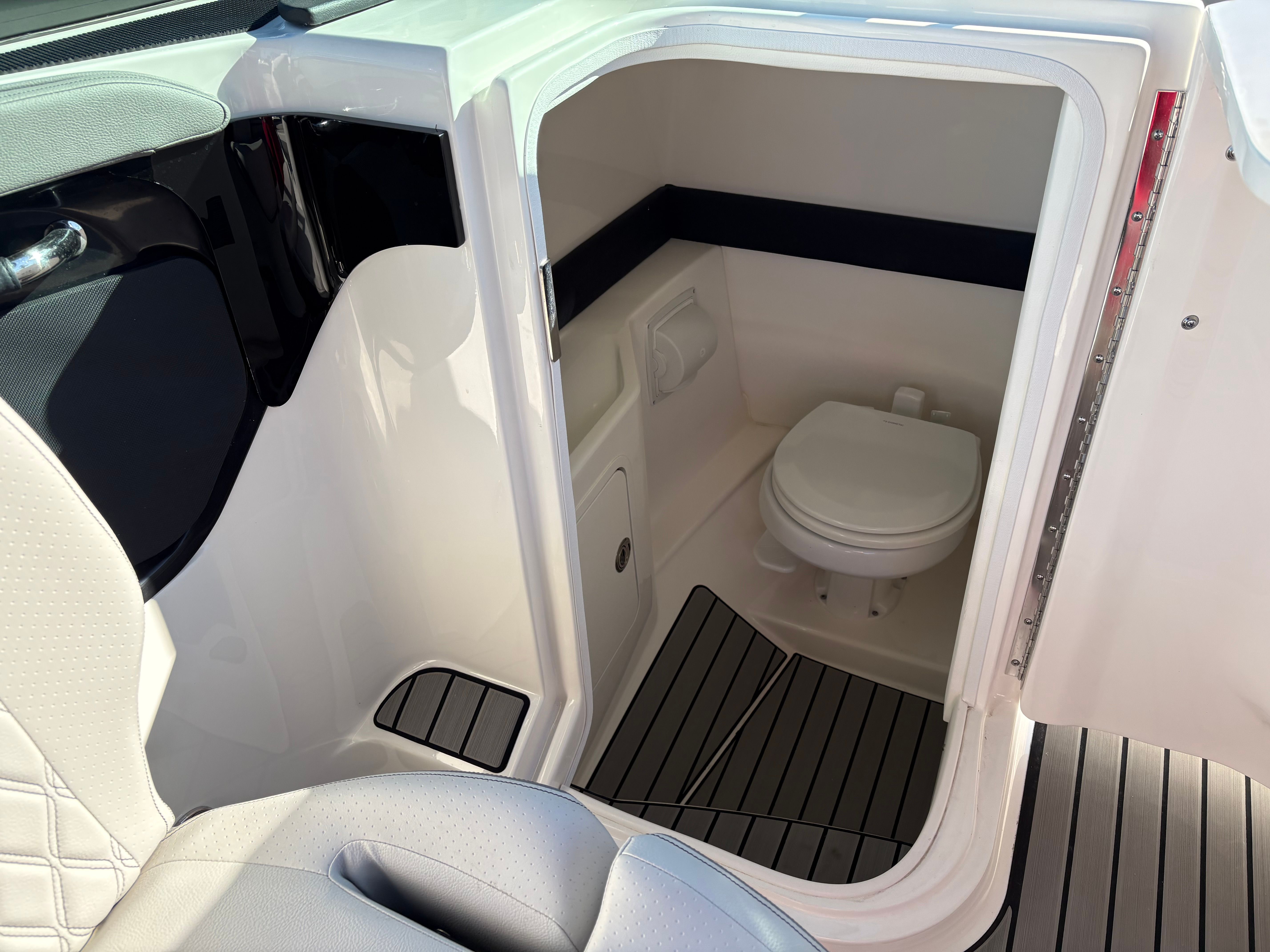 2025 Sea Ray SLX 260 Outboard Image Thumbnail #22