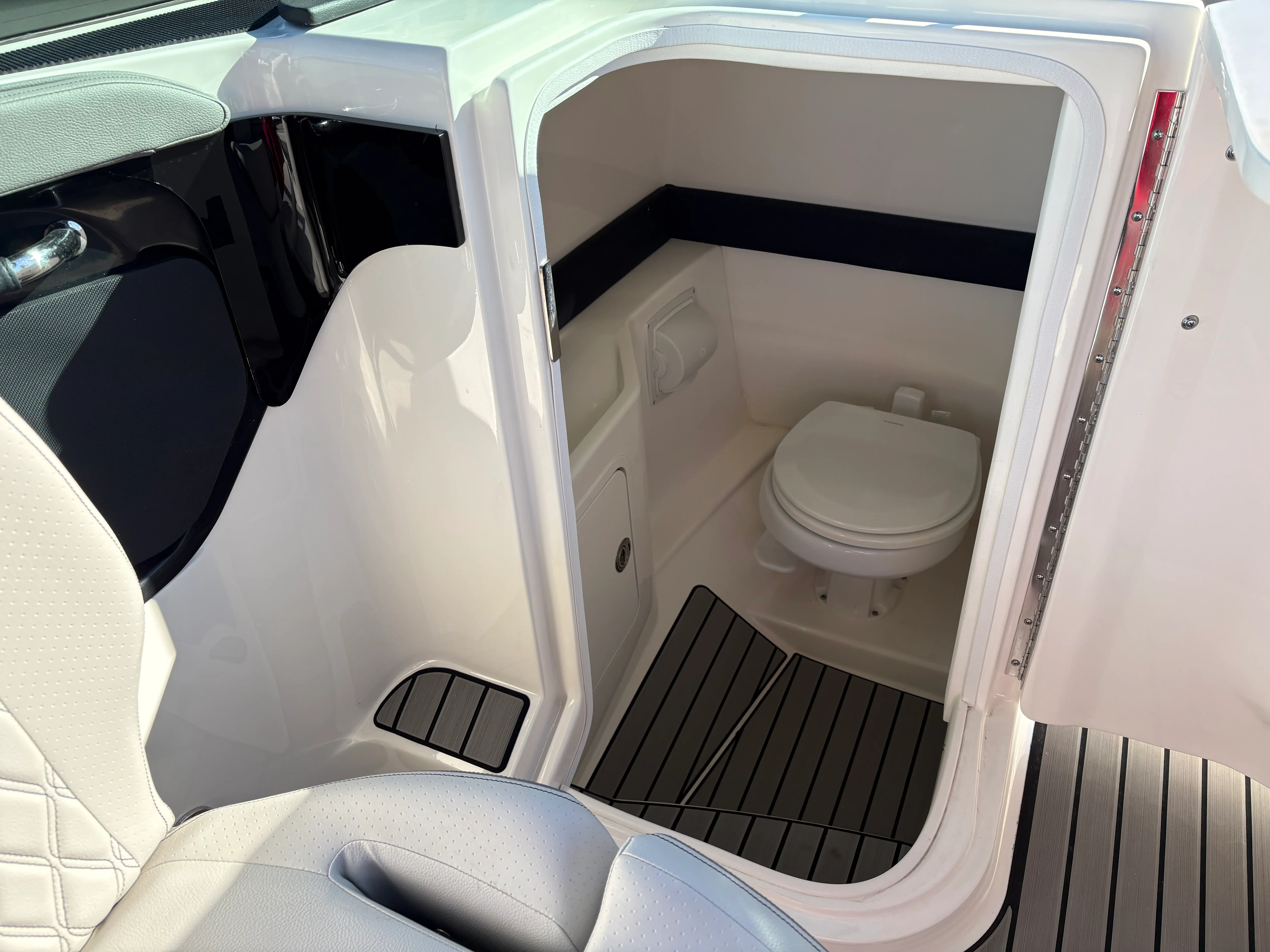 2025 Sea Ray SLX 260 Outboard Image Thumbnail #22