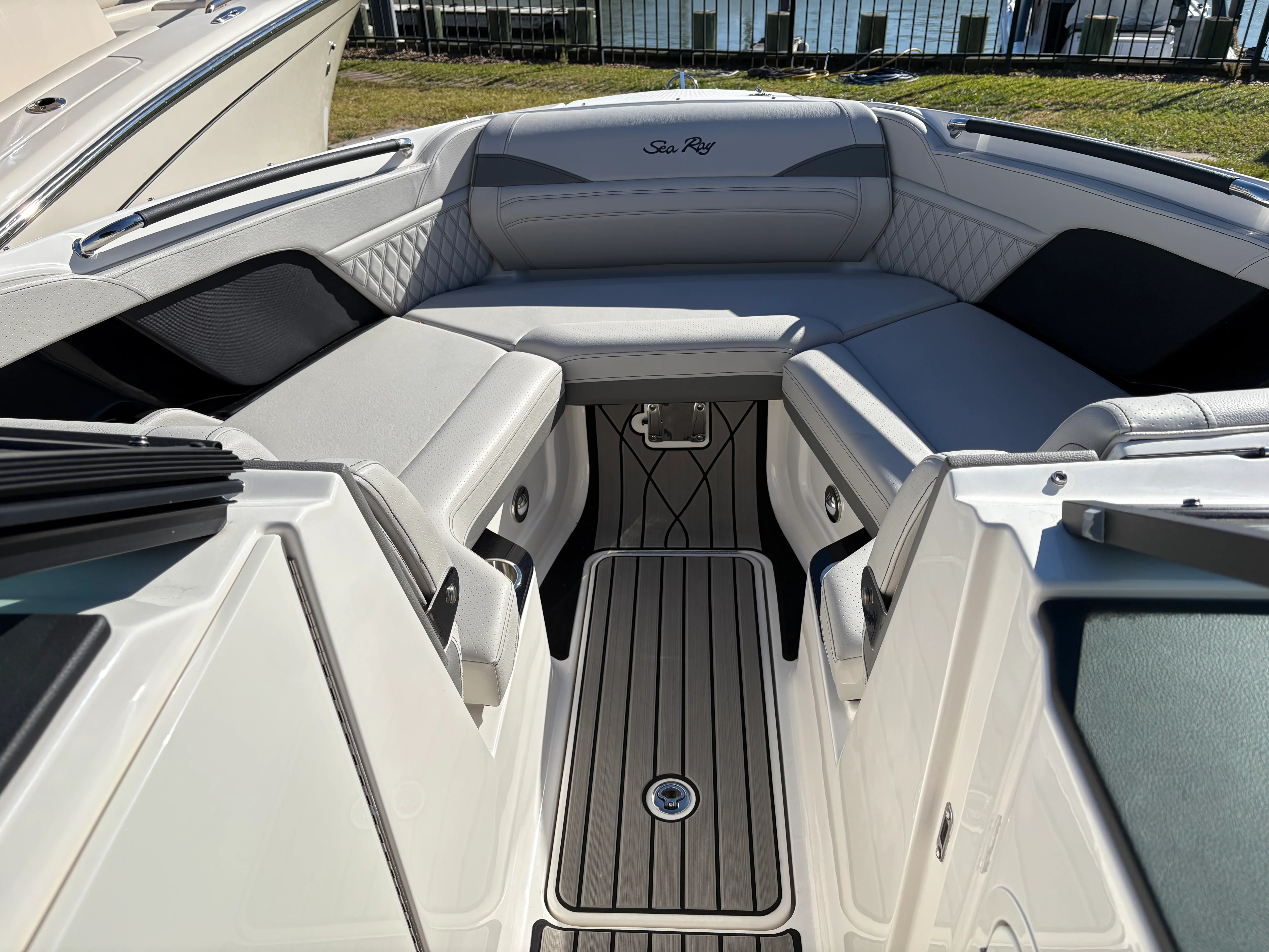 2025 Sea Ray SLX 260 Outboard Image Thumbnail #13