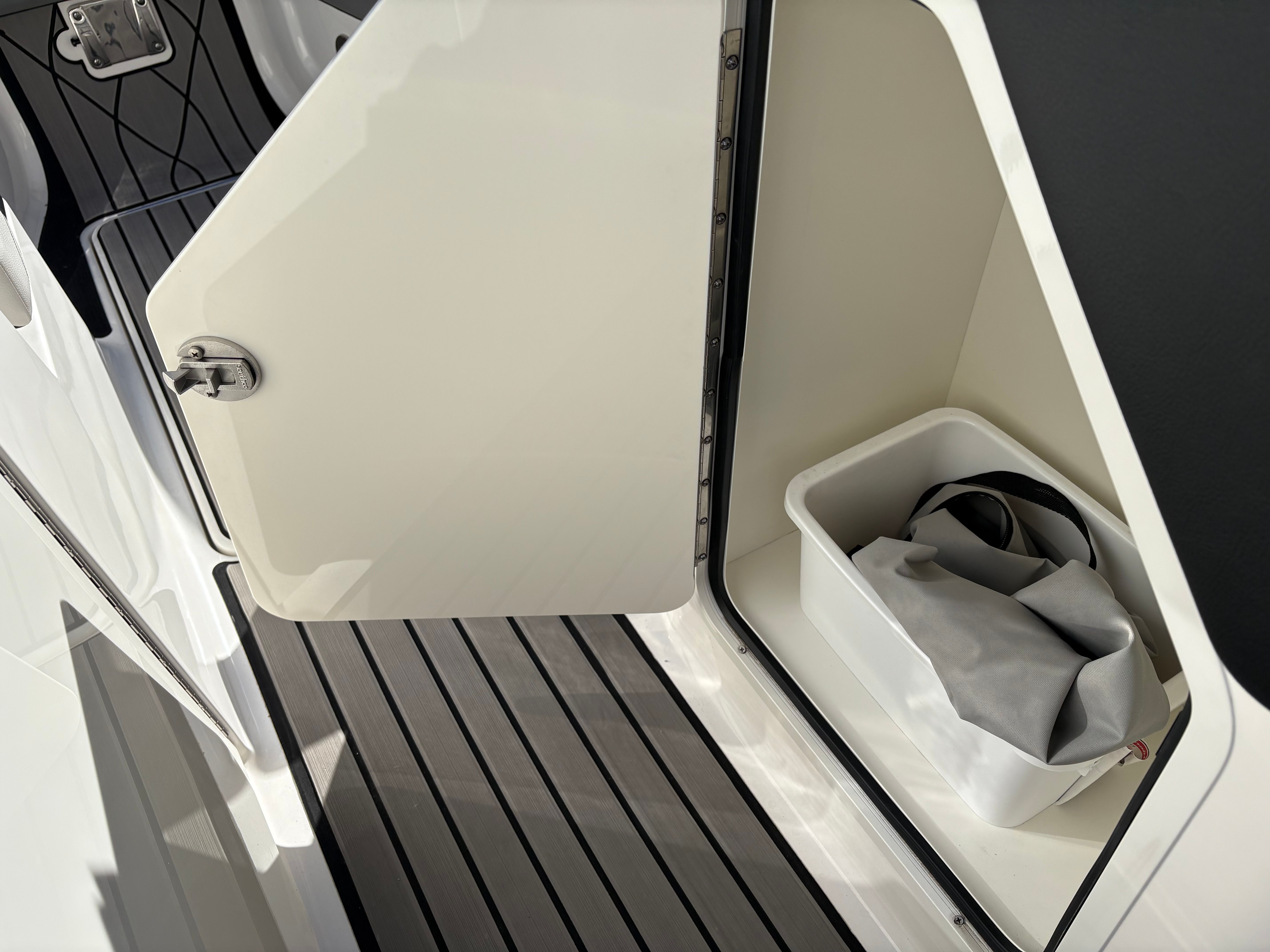 2025 Sea Ray SLX 260 Outboard Image Thumbnail #21