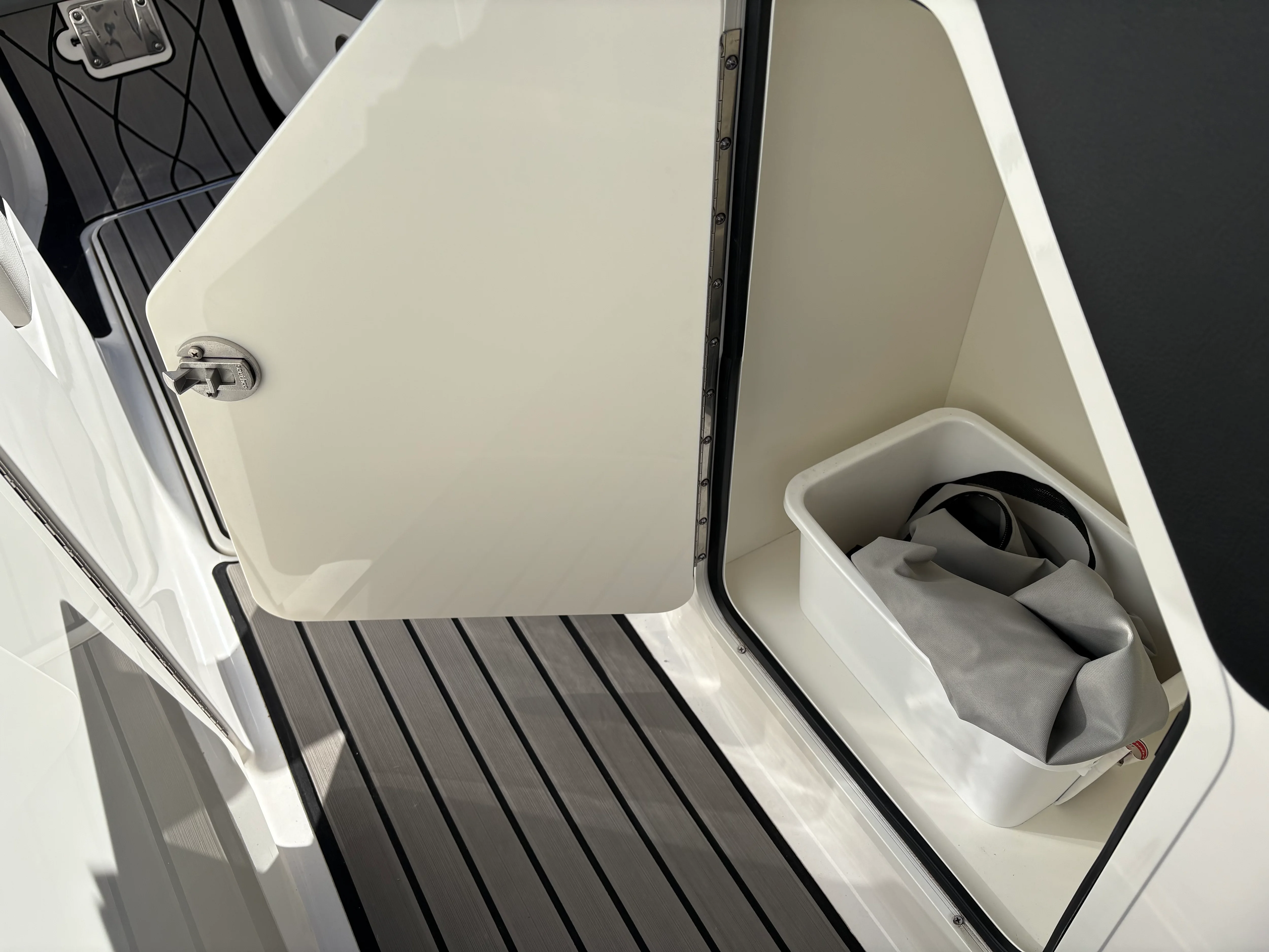 2025 Sea Ray SLX 260 Outboard Image Thumbnail #21