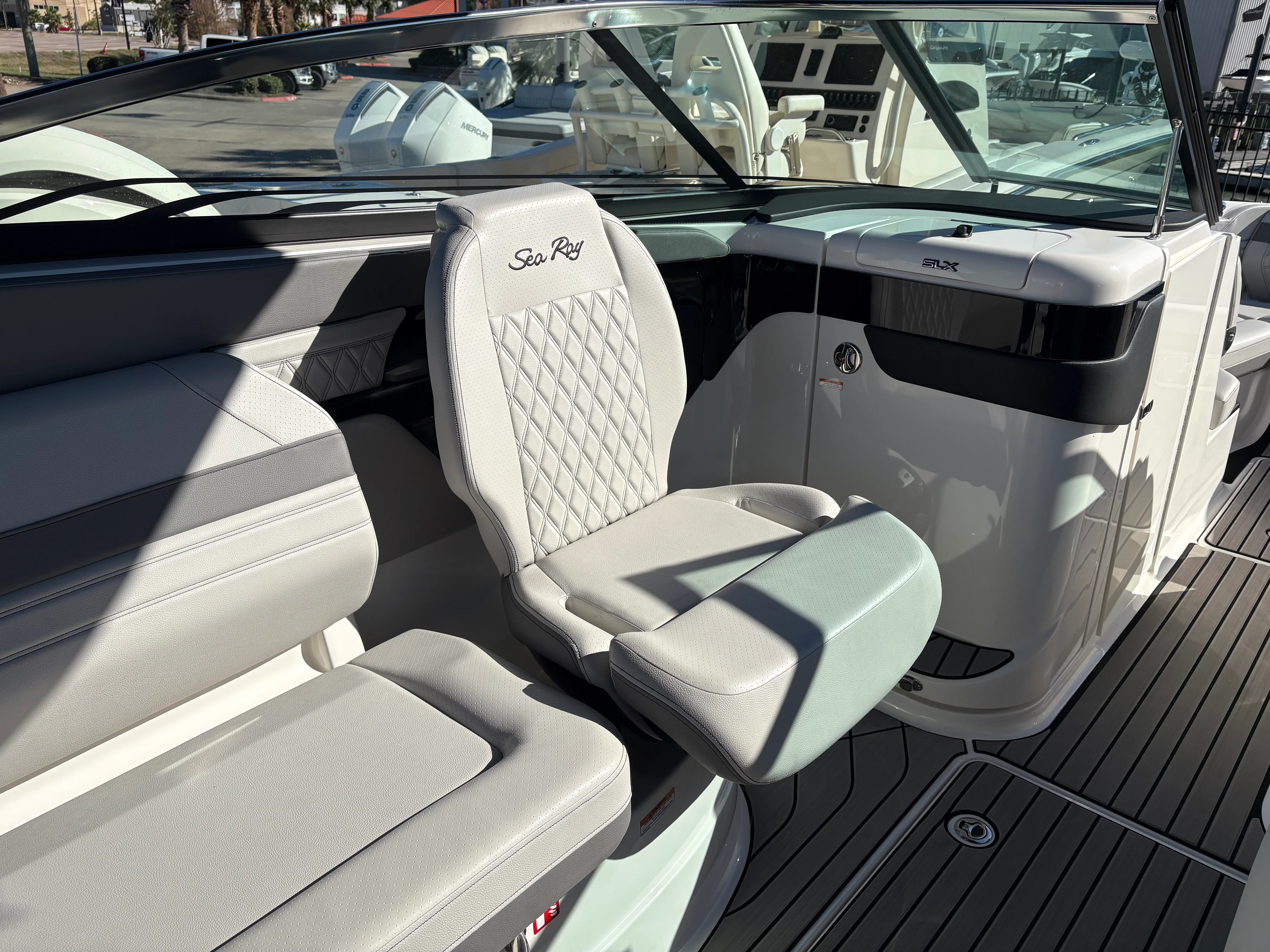 2025 Sea Ray SLX 260 Outboard Image Thumbnail #5