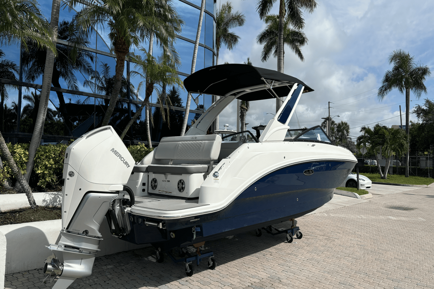 Thumbnail 3 for 2025 Sea Ray SDX 250 Outboard