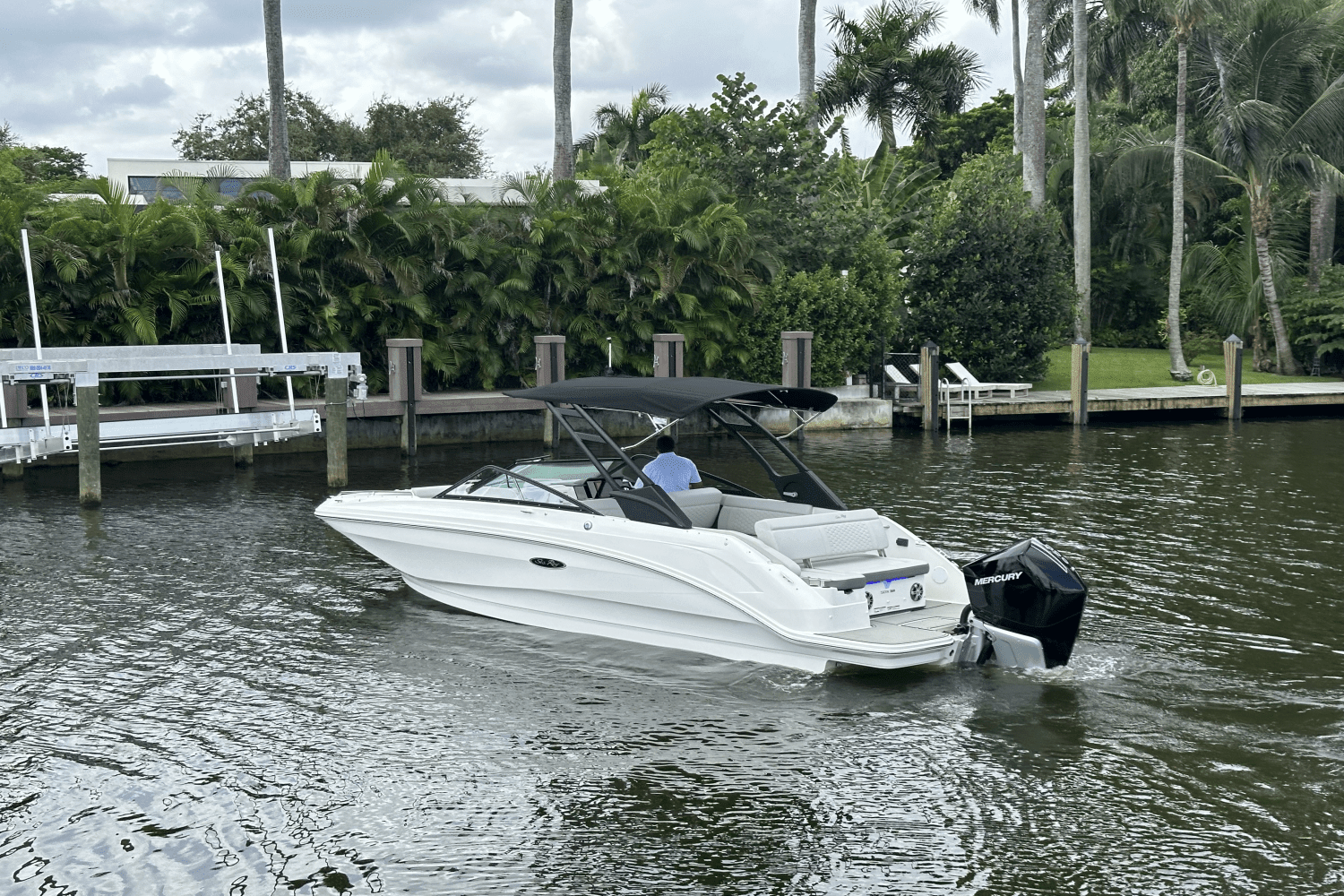 Thumbnail 2 for 2025 Sea Ray SDX 250 Outboard