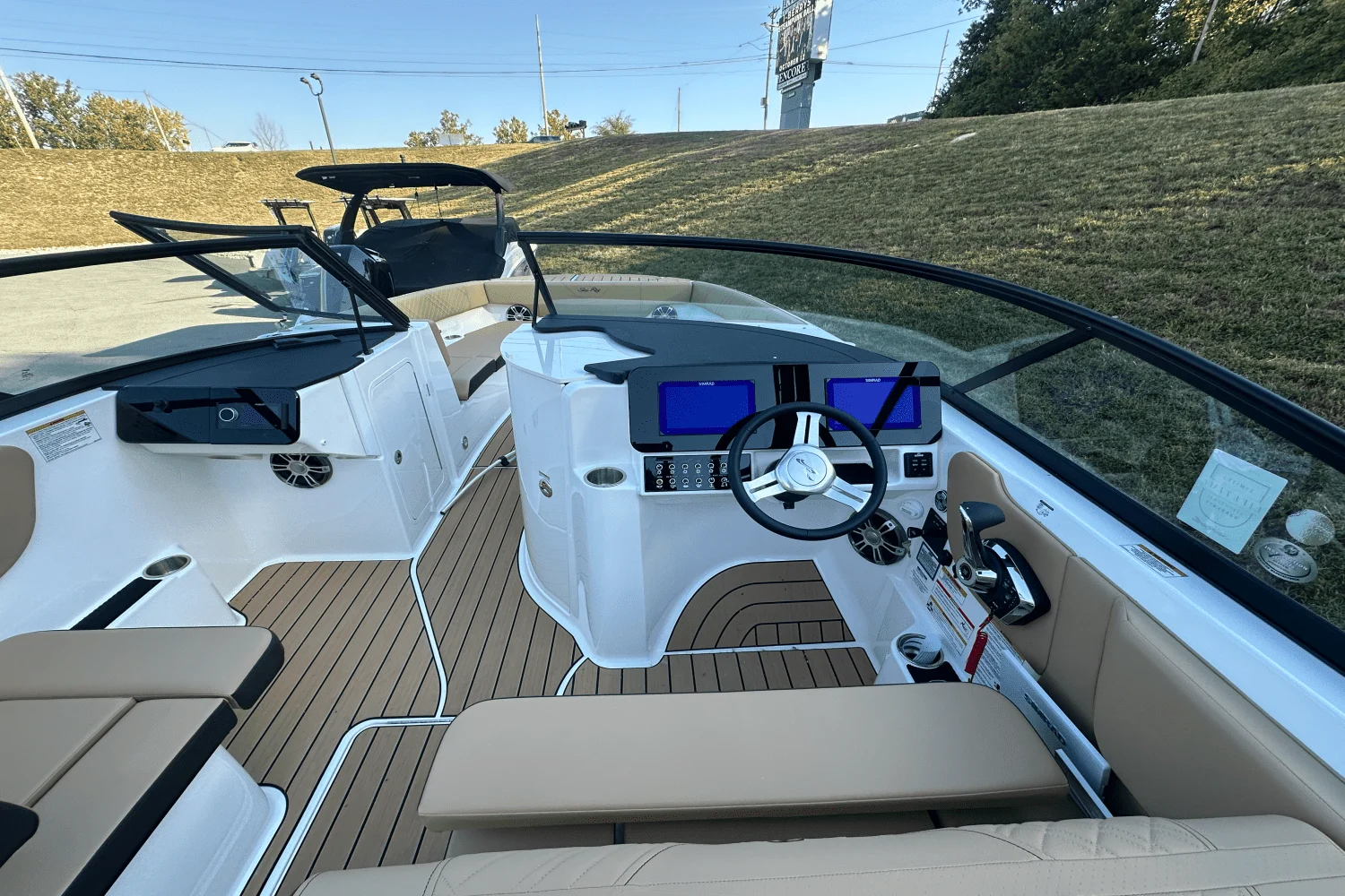 2025 Sea Ray SDX 270 Image Thumbnail #3