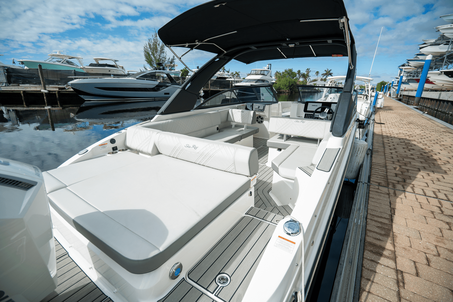 2025 Sea Ray SDX 270 Outboard Image Thumbnail #5