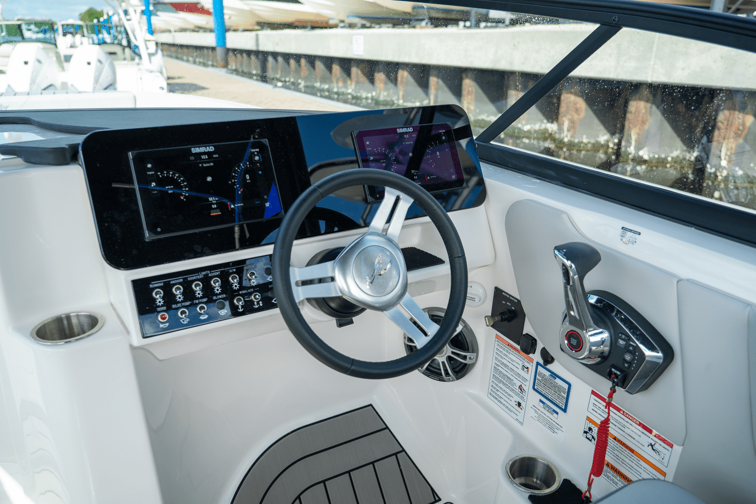 2025 Sea Ray SDX 270 Outboard Image Thumbnail #9