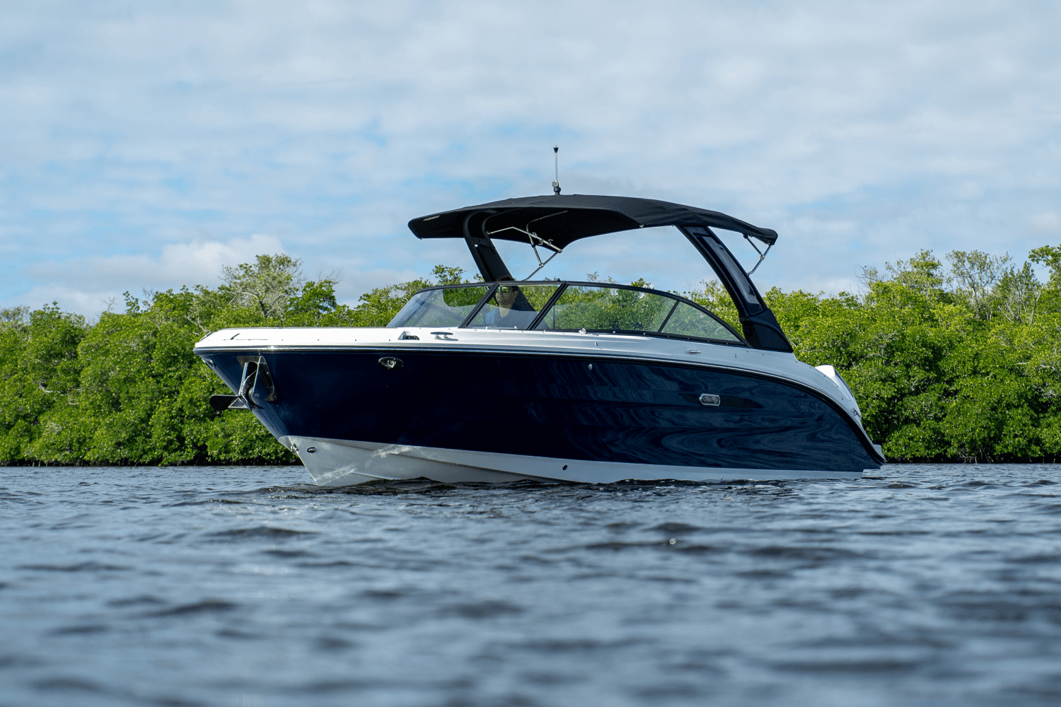 2025 Sea Ray SDX 270 Outboard Image Thumbnail #2