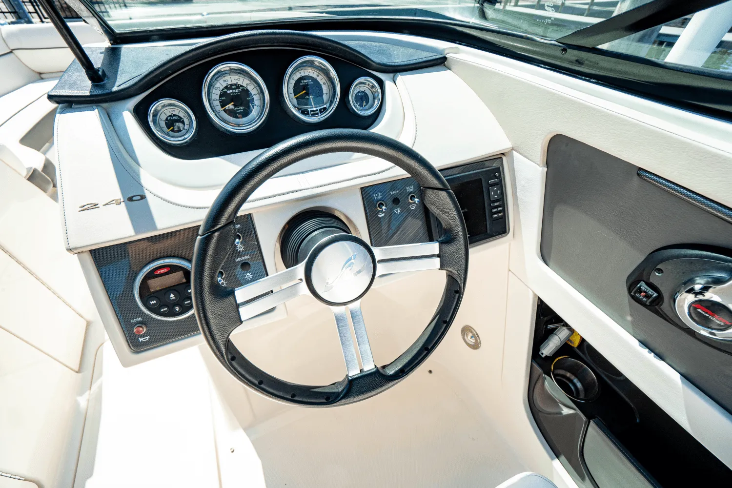 2014 Sea Ray 240 SUNDECK OUTBOARD Image Thumbnail #22