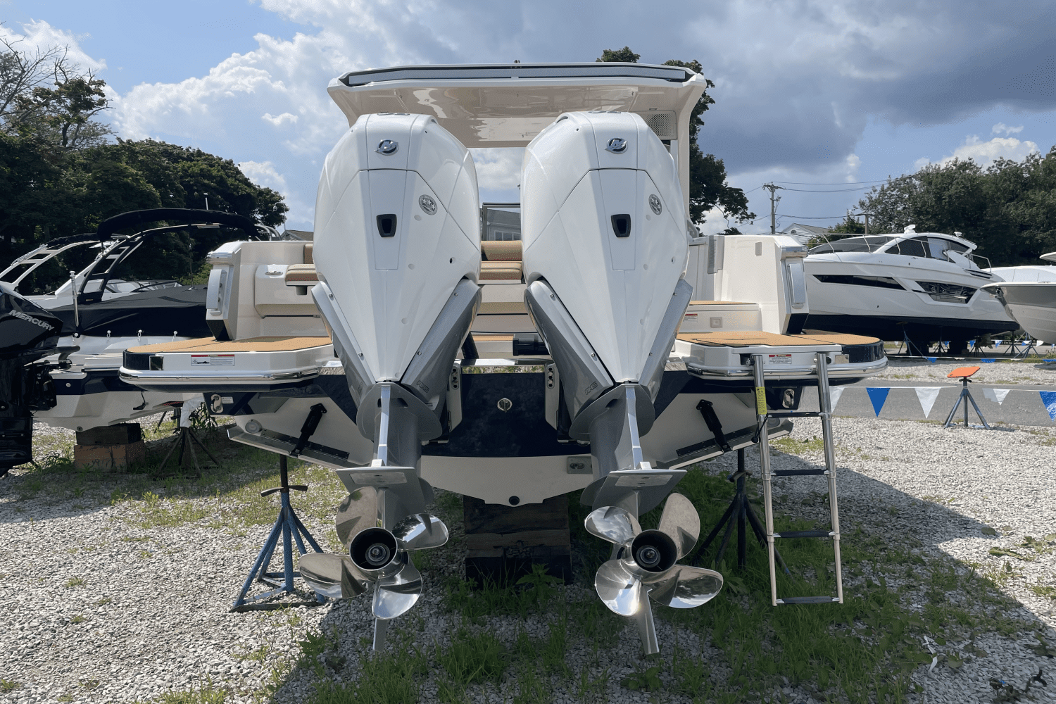 Thumbnail 3 for 2025 Aviara AV32 Outboard