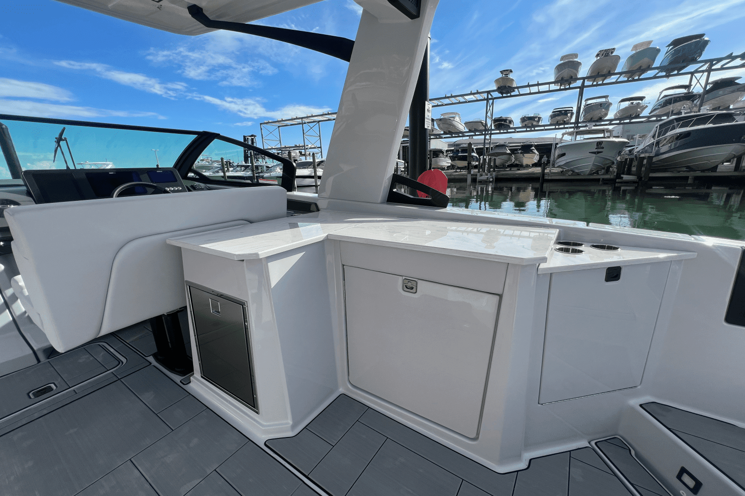 2025 Aviara AV32 Outboard Image Thumbnail #11