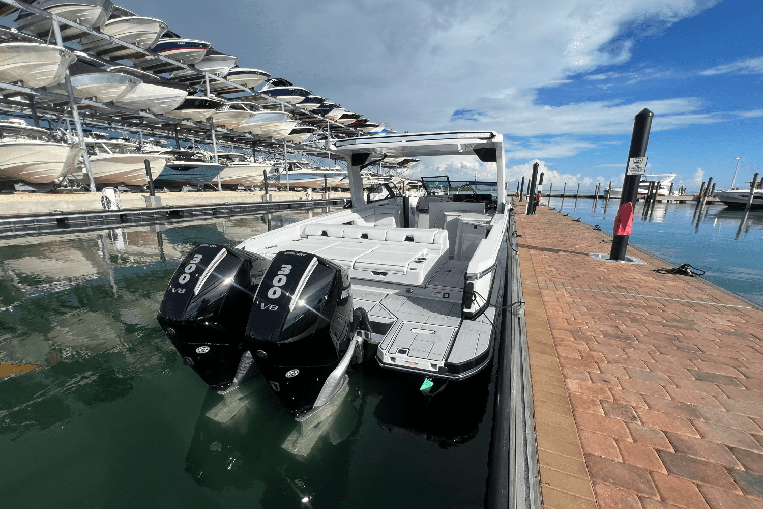 2025 Aviara AV32 Outboard Image Thumbnail #3