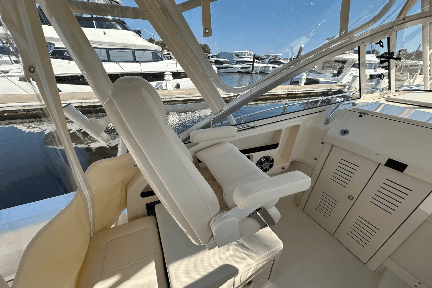 2025 Grady-White Marlin 300 Image Thumbnail #8