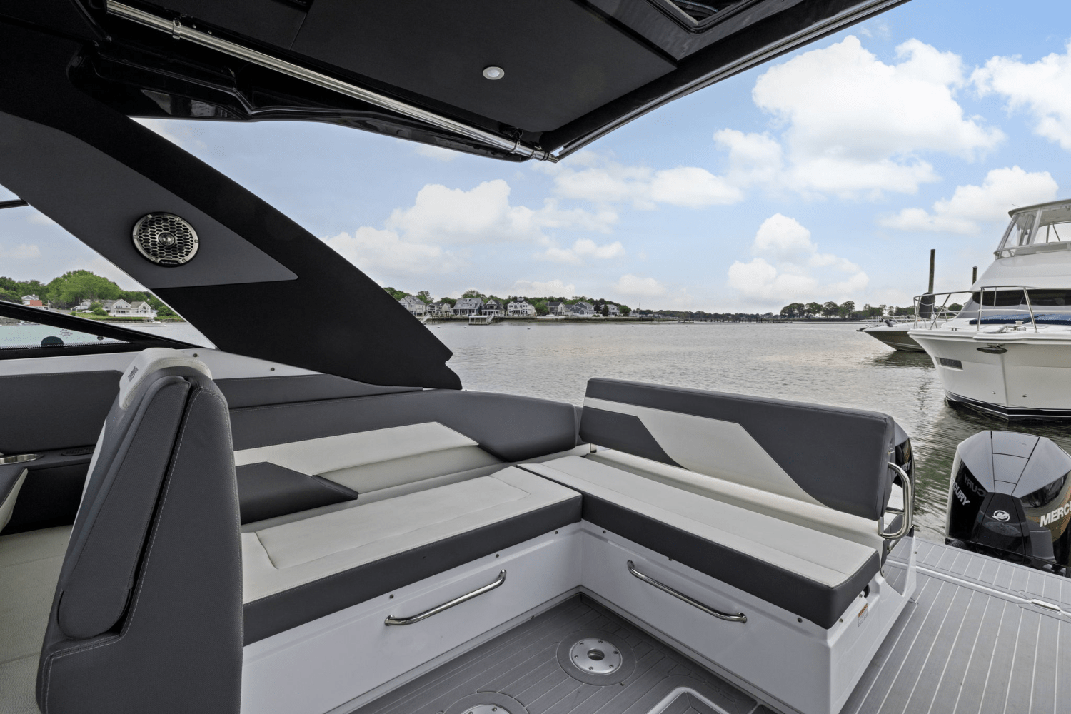 2022 Cruisers Yachts 34 GLS Outboard Image Thumbnail #13