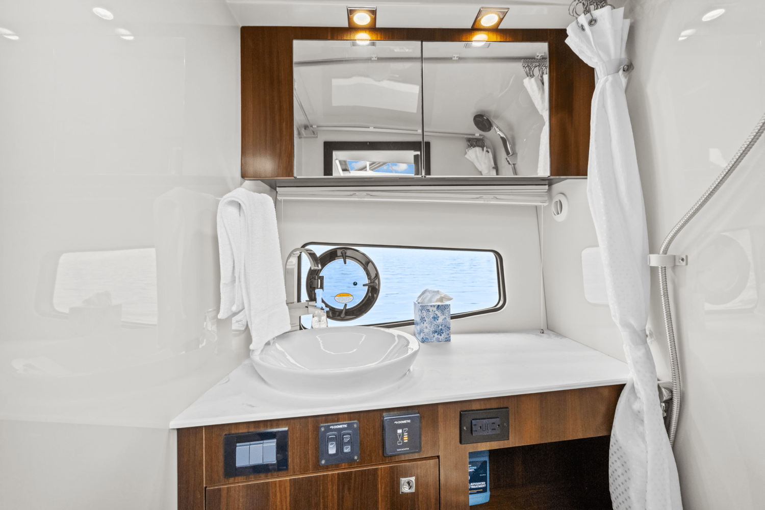 2022 Cruisers Yachts 34 GLS Outboard Image Thumbnail #34