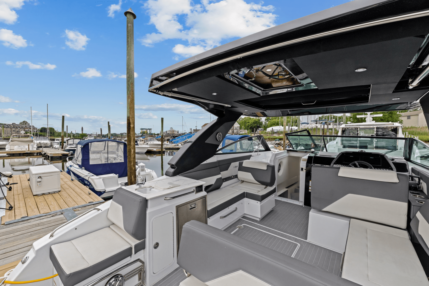 2022 Cruisers Yachts 34 GLS Outboard Image Thumbnail #9