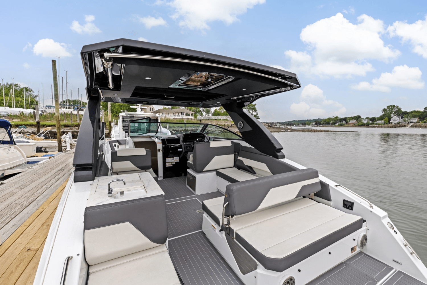 2022 Cruisers Yachts 34 GLS Outboard Image Thumbnail #7