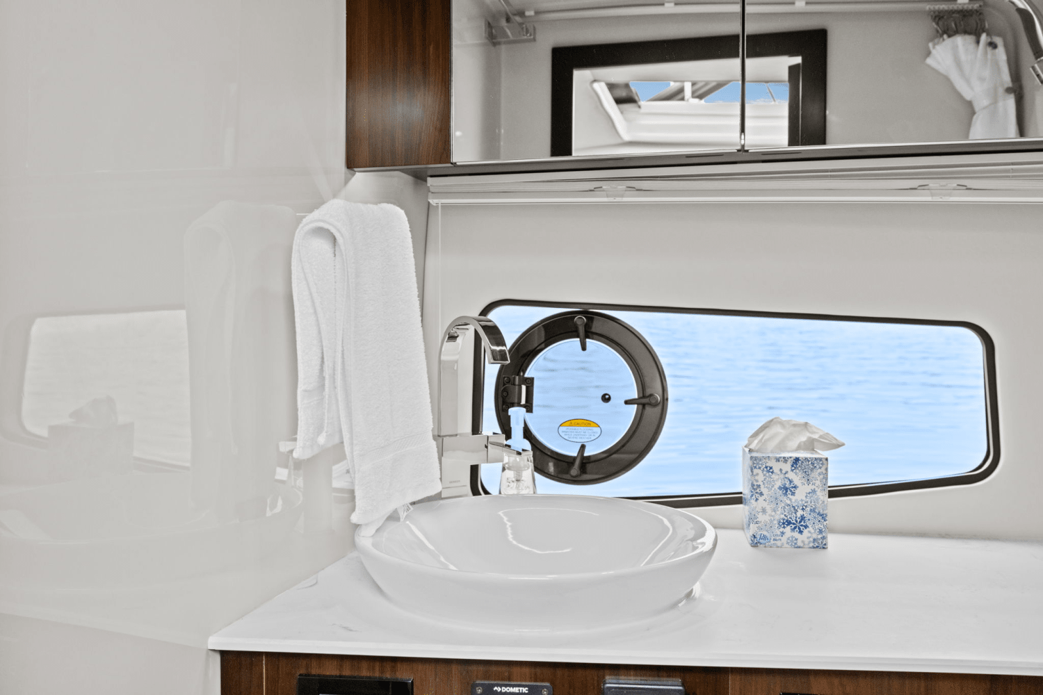2022 Cruisers Yachts 34 GLS Outboard Image Thumbnail #35