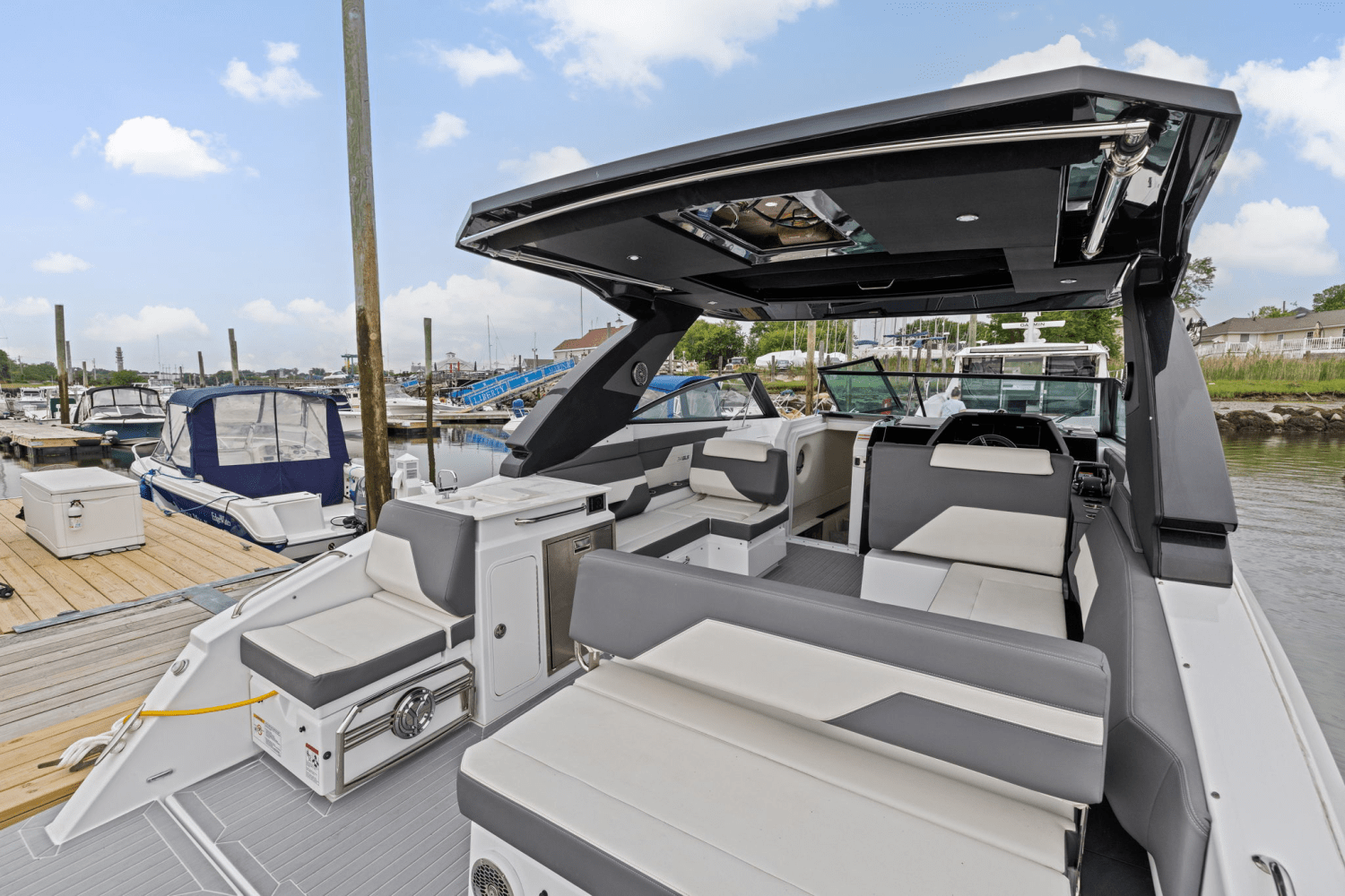 2022 Cruisers Yachts 34 GLS Outboard Image Thumbnail #8
