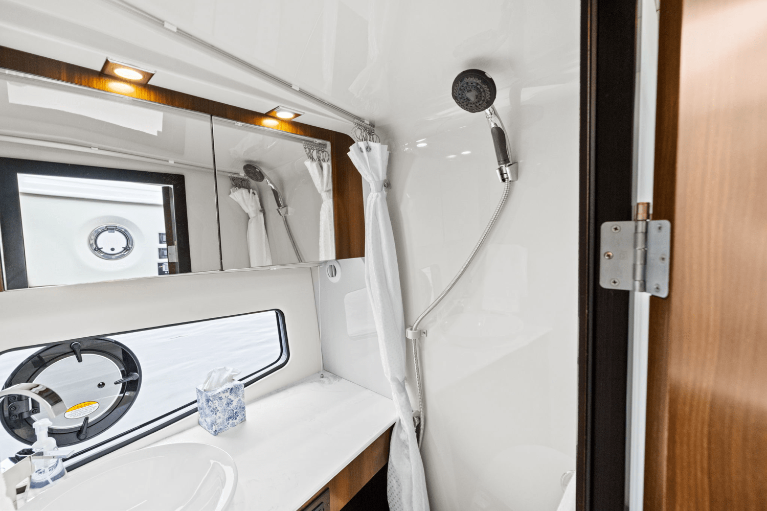 2022 Cruisers Yachts 34 GLS Outboard Image Thumbnail #37