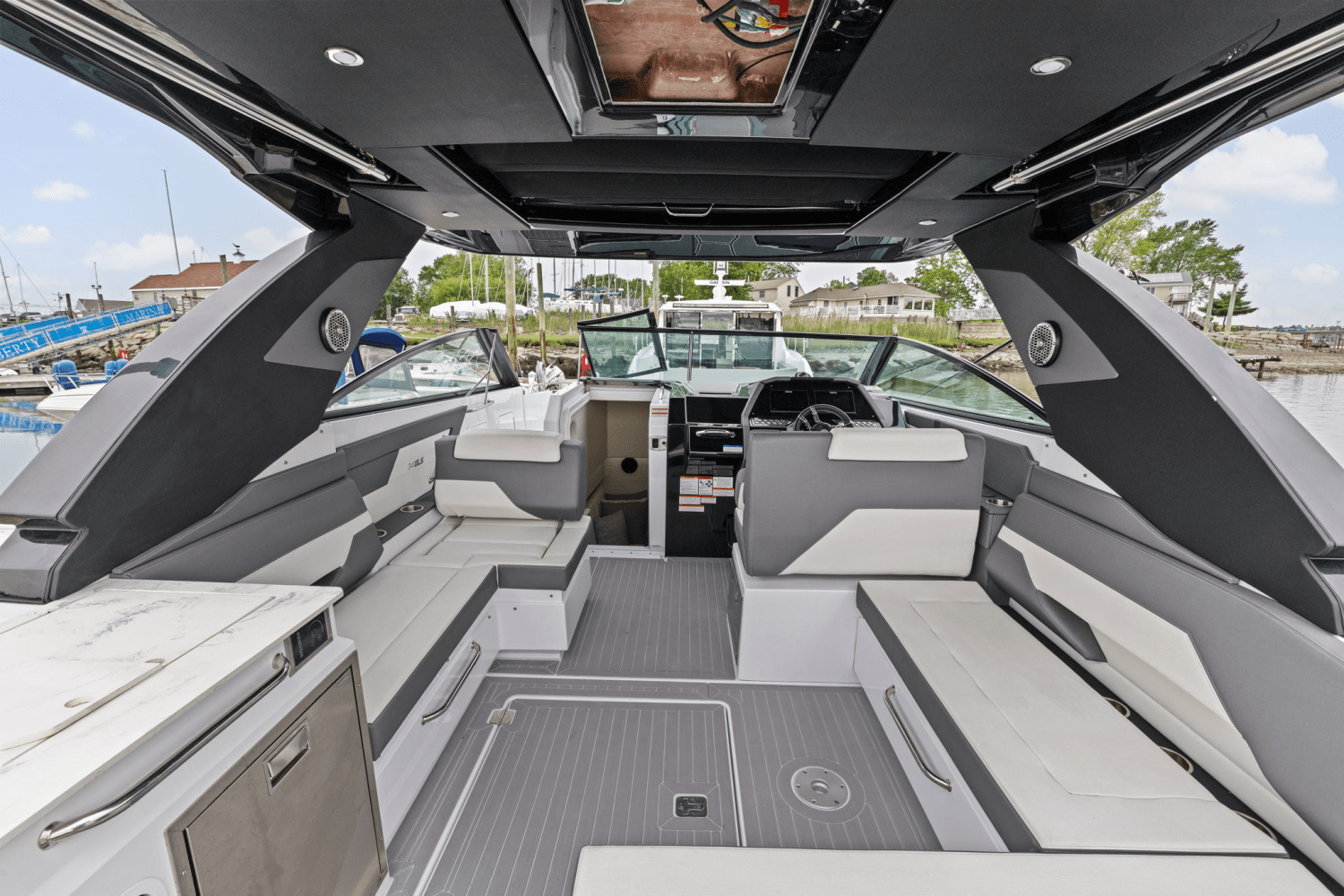 2022 Cruisers Yachts 34 GLS Outboard Image Thumbnail #12