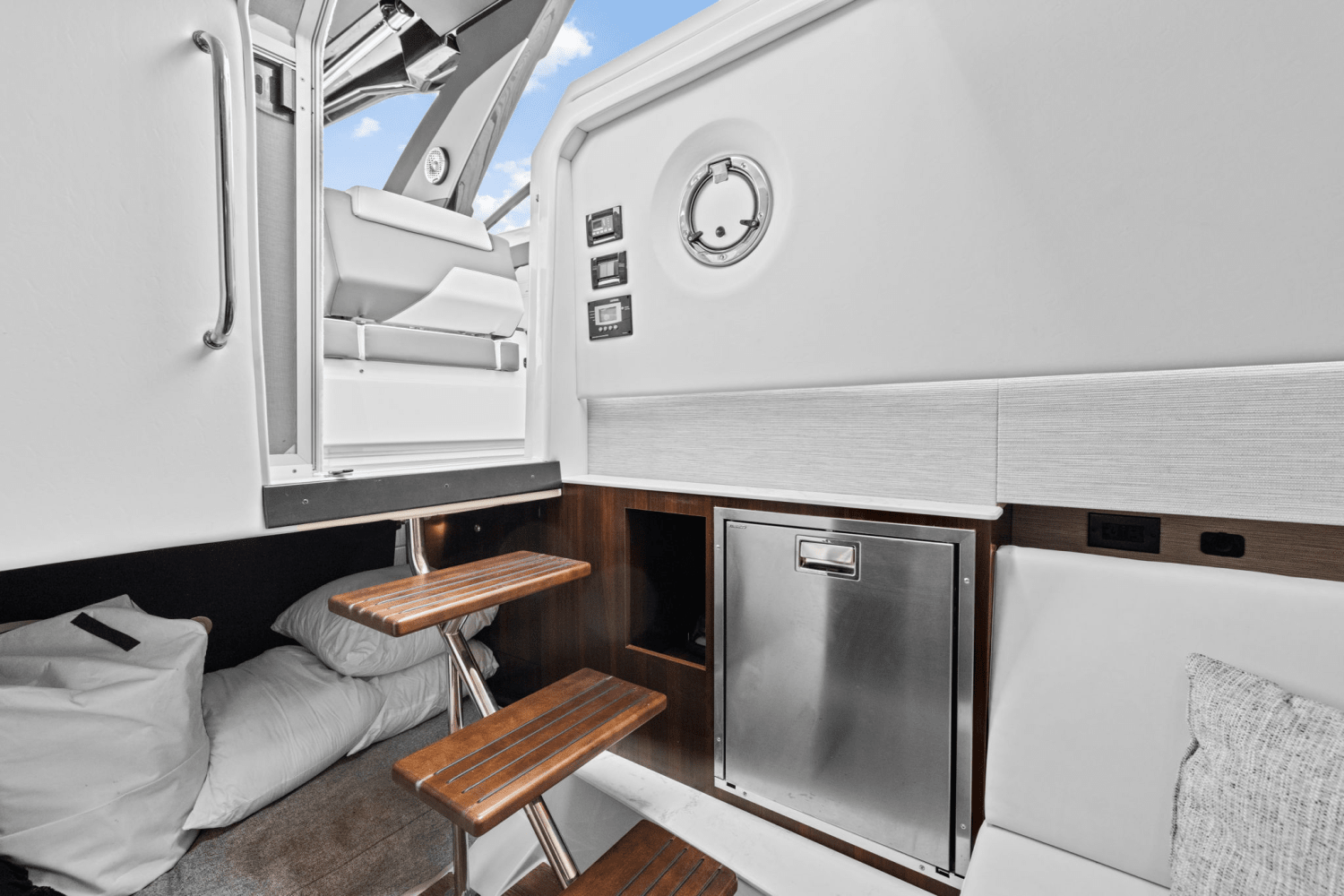 2022 Cruisers Yachts 34 GLS Outboard Image Thumbnail #31