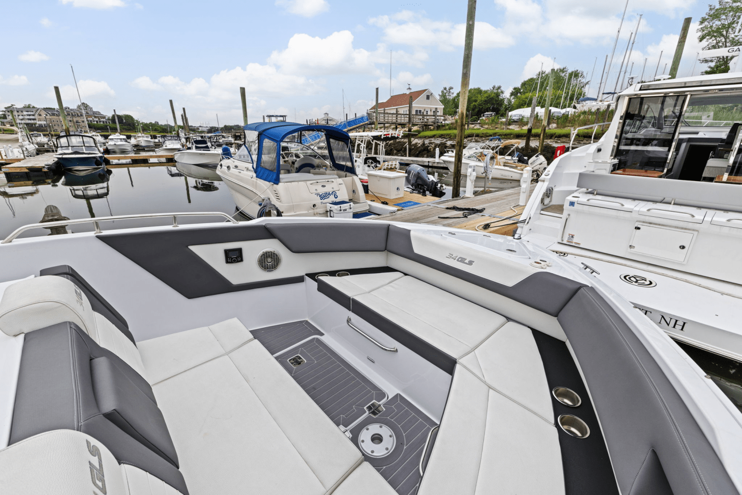 2022 Cruisers Yachts 34 GLS Outboard Image Thumbnail #41
