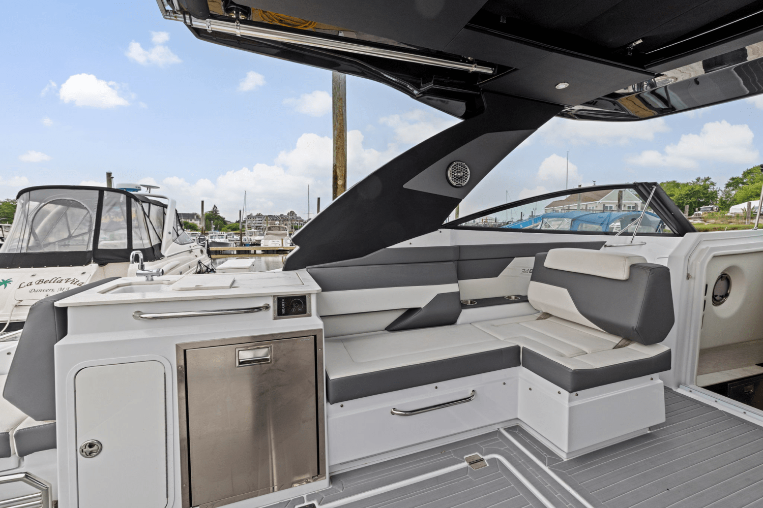 2022 Cruisers Yachts 34 GLS Outboard Image Thumbnail #11