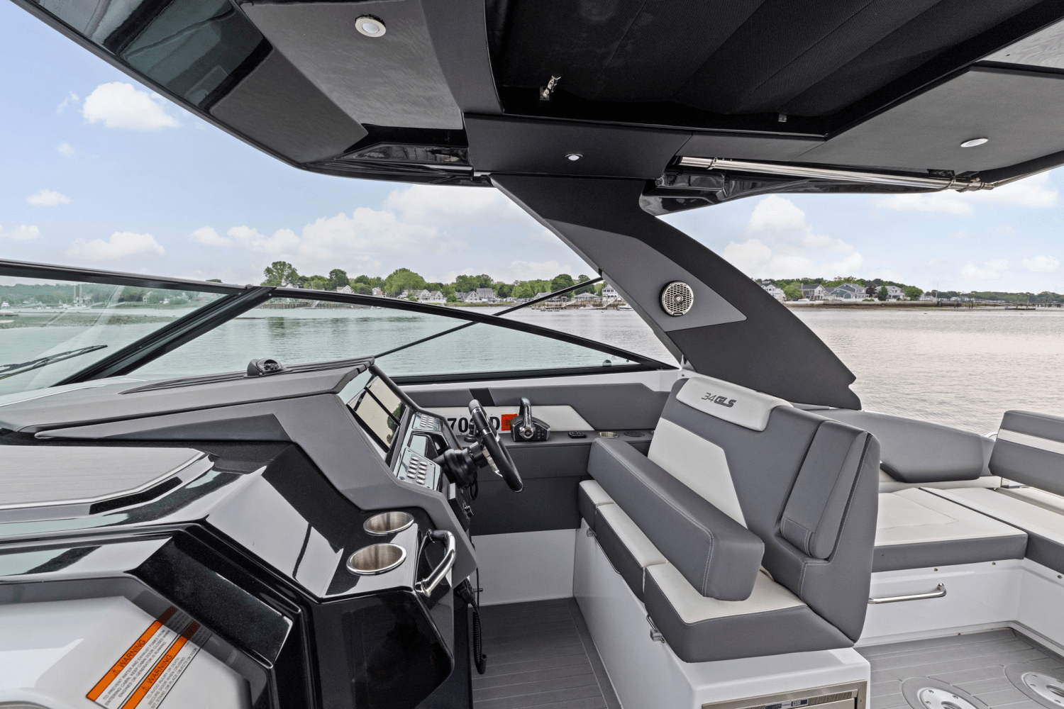 2022 Cruisers Yachts 34 GLS Outboard Image Thumbnail #17
