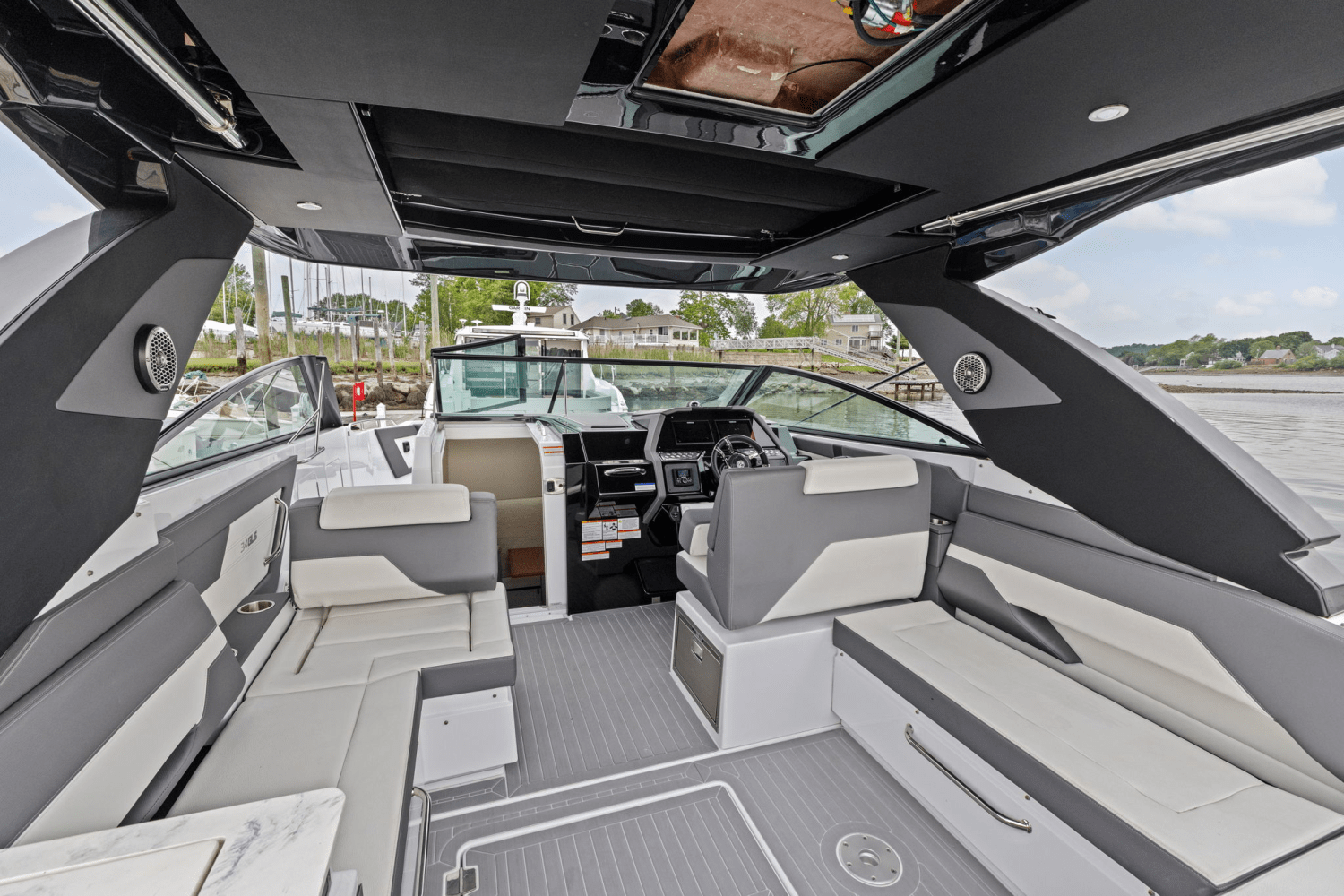2022 Cruisers Yachts 34 GLS Outboard Image Thumbnail #15