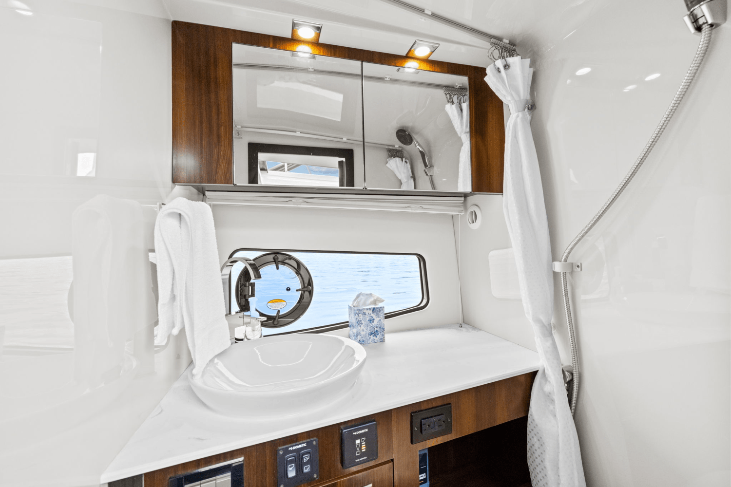 2022 Cruisers Yachts 34 GLS Outboard Image Thumbnail #33