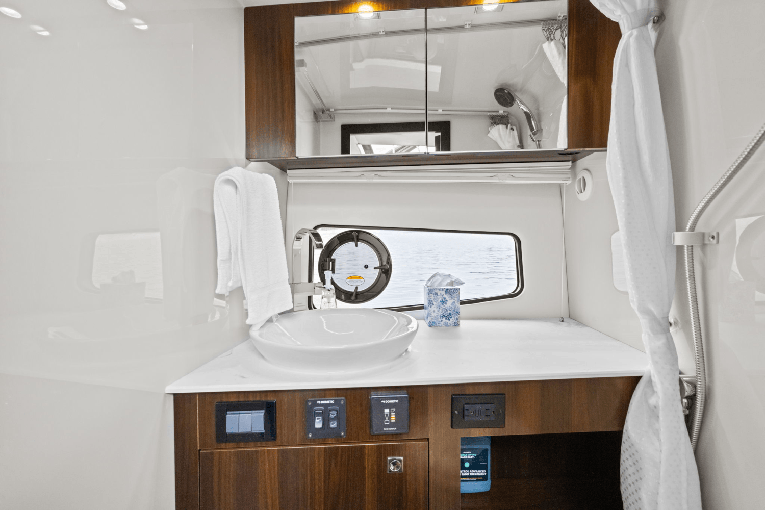 2022 Cruisers Yachts 34 GLS Outboard Image Thumbnail #36