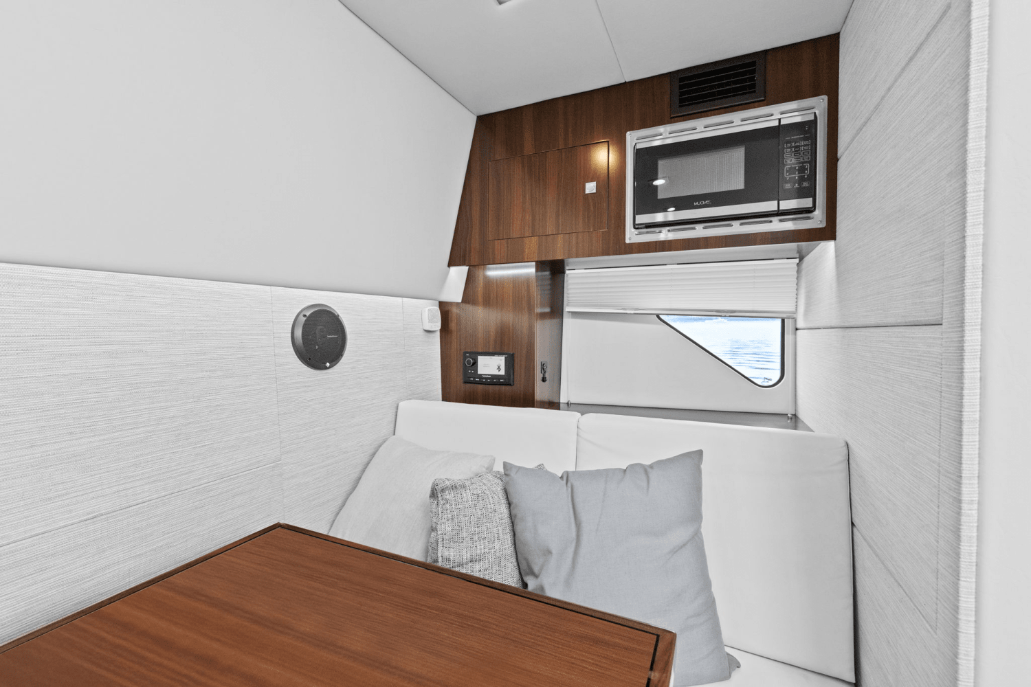 2022 Cruisers Yachts 34 GLS Outboard Image Thumbnail #27