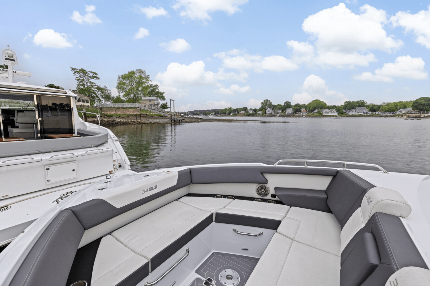 2022 Cruisers Yachts 34 GLS Outboard Image Thumbnail #40