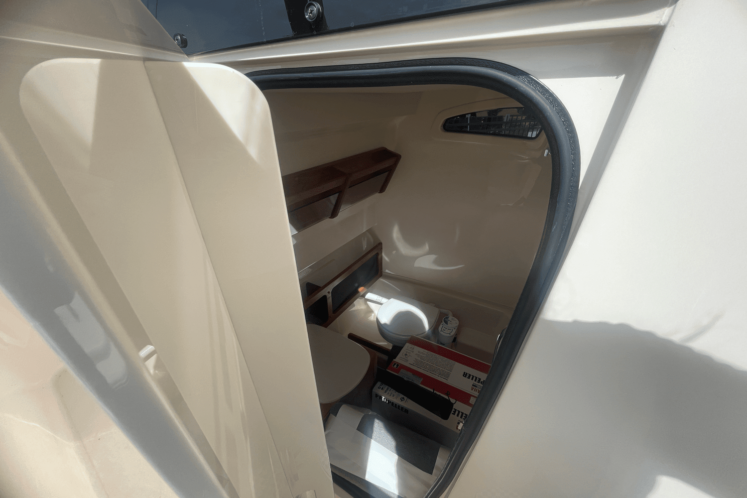 2025 Grady-White Canyon 271 Image Thumbnail #10