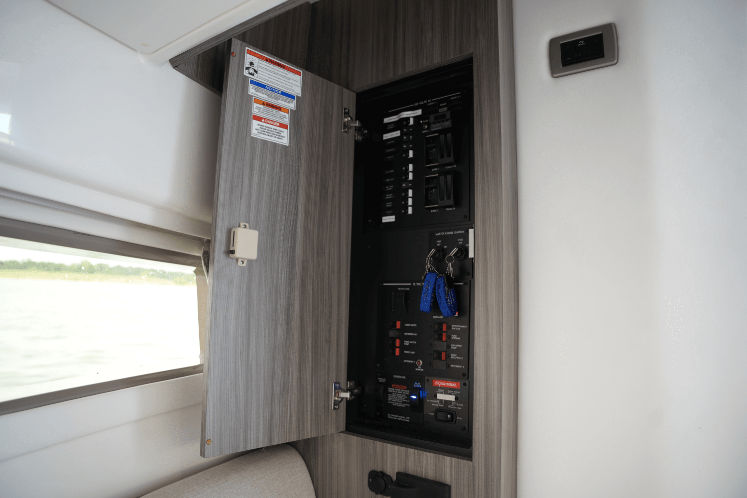 2023 Sea Ray 320 SUNDANCER Image Thumbnail #41