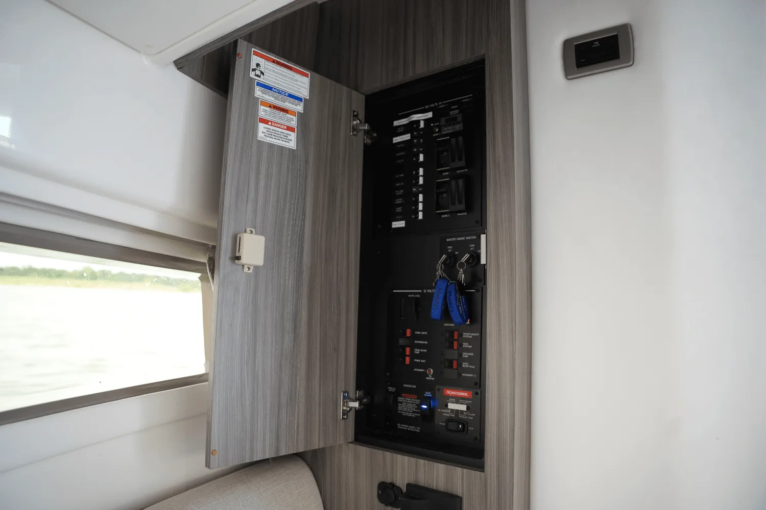 2023 Sea Ray 320 SUNDANCER Image Thumbnail #41