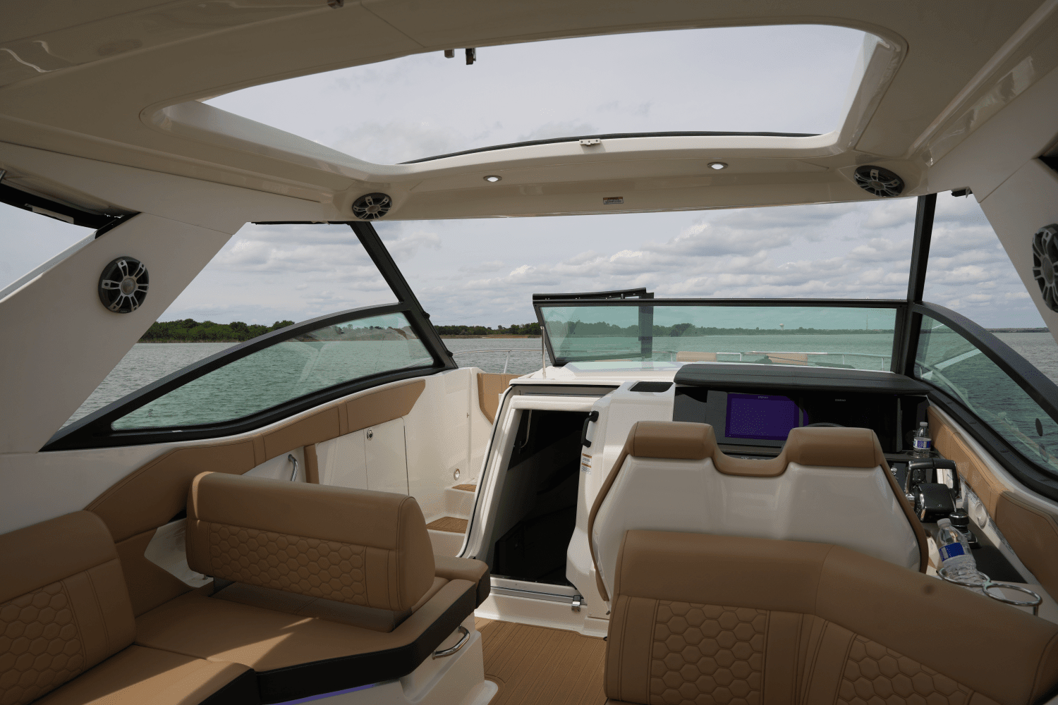 2023 Sea Ray 320 SUNDANCER Image Thumbnail #20