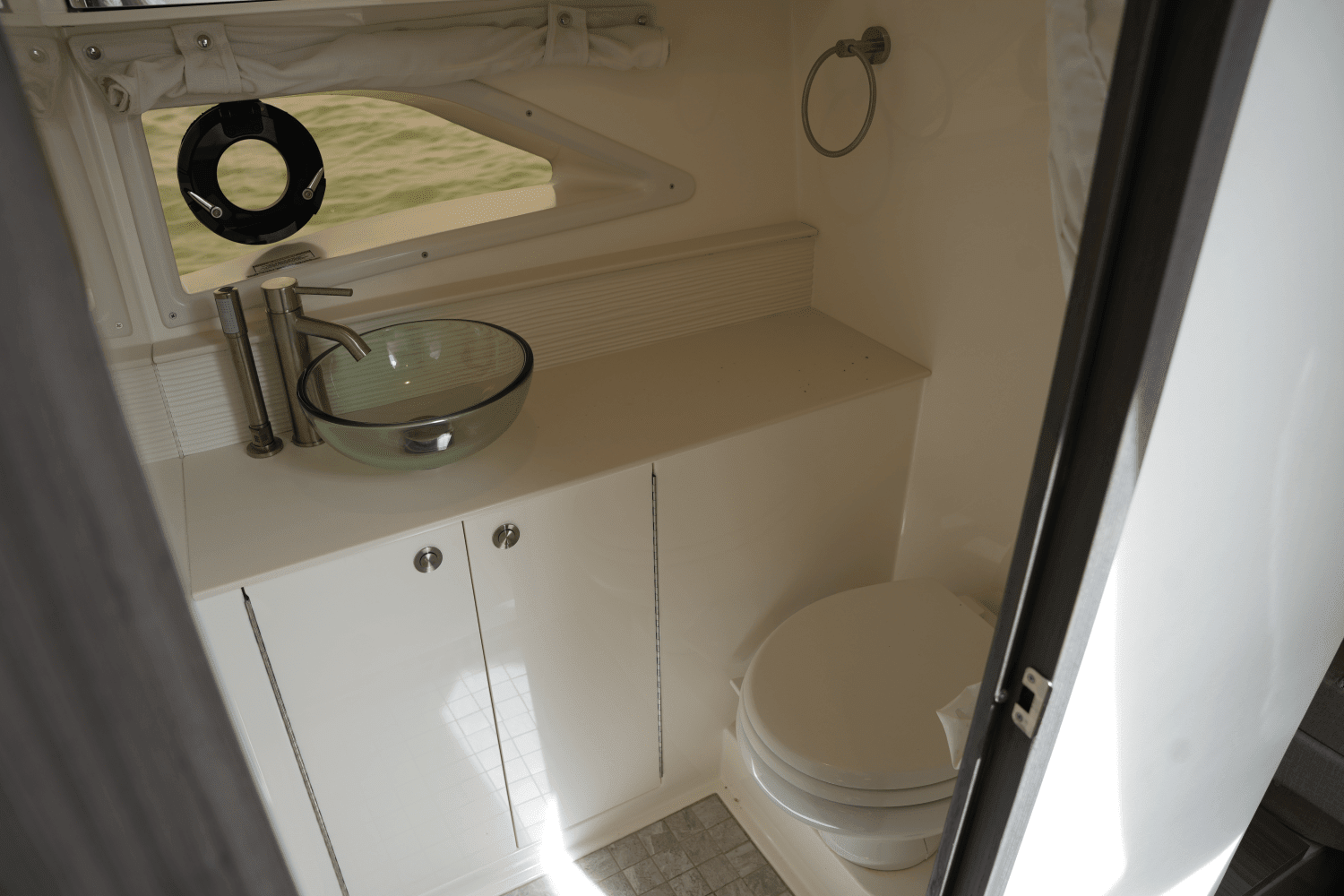 2023 Sea Ray 320 SUNDANCER Image Thumbnail #45