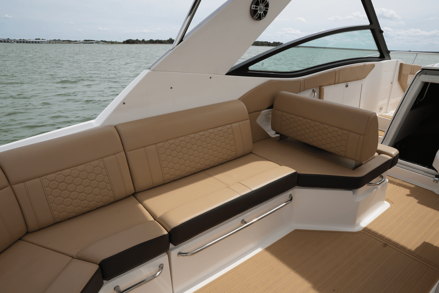 2023 Sea Ray 320 SUNDANCER Image Thumbnail #17