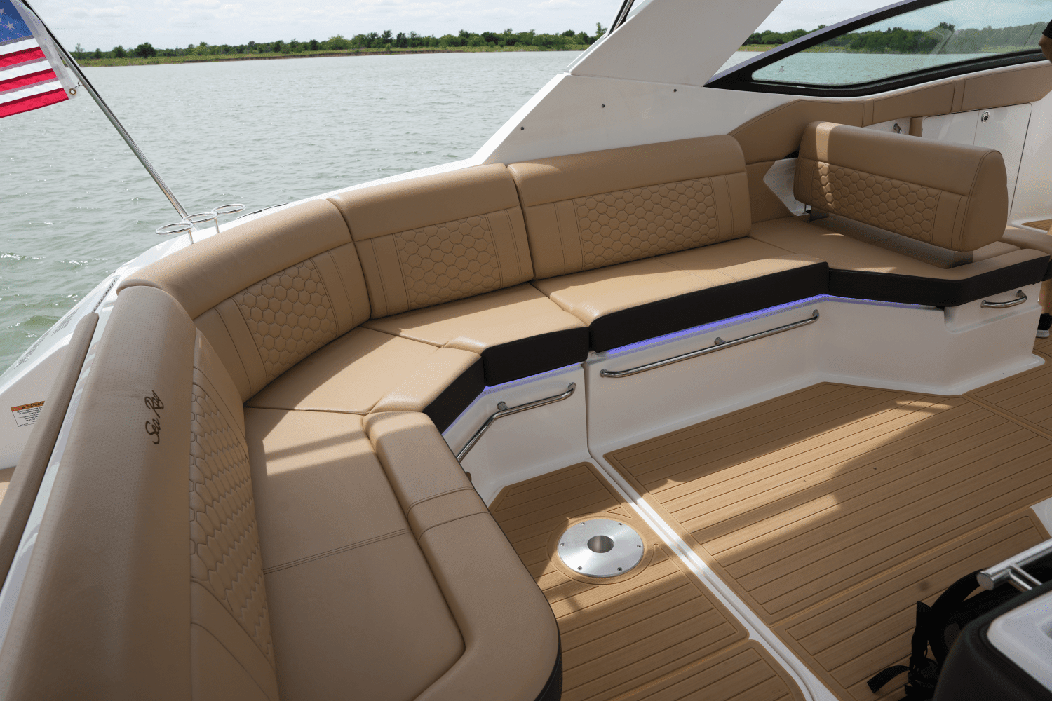 2023 Sea Ray 320 SUNDANCER Image Thumbnail #14