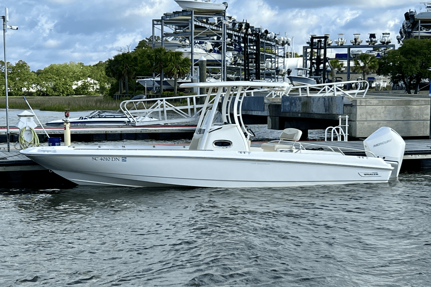 2020 Boston Whaler 240 DAUNTLESS Image Thumbnail #1