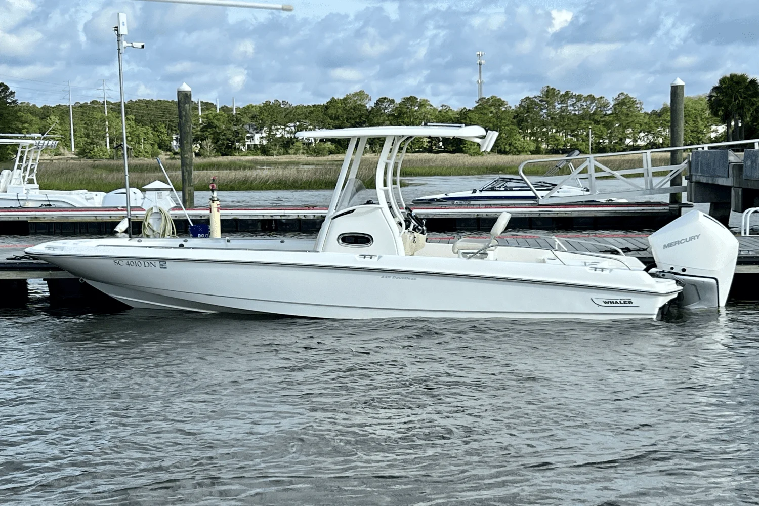 2020 Boston Whaler 240 DAUNTLESS Image Thumbnail #0