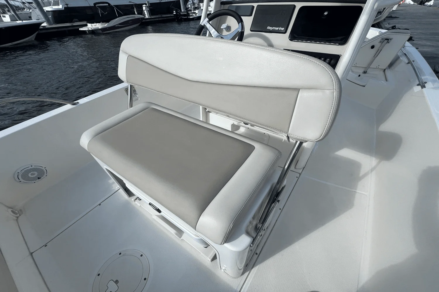 2020 Boston Whaler 240 DAUNTLESS Image Thumbnail #9
