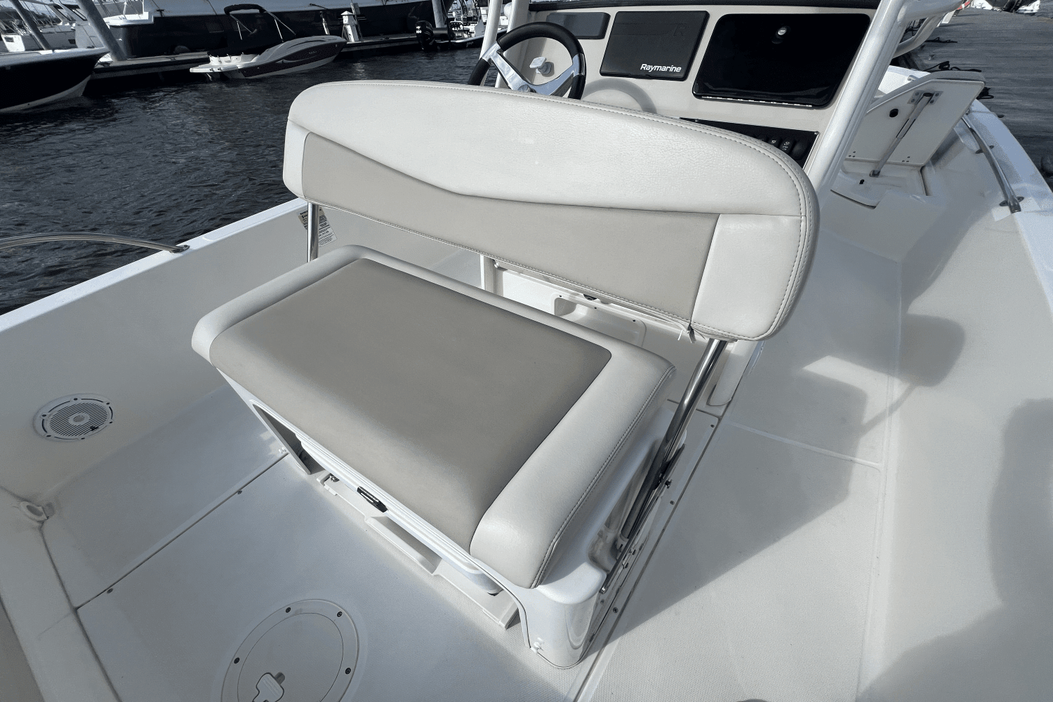 2020 Boston Whaler 240 DAUNTLESS Image Thumbnail #8