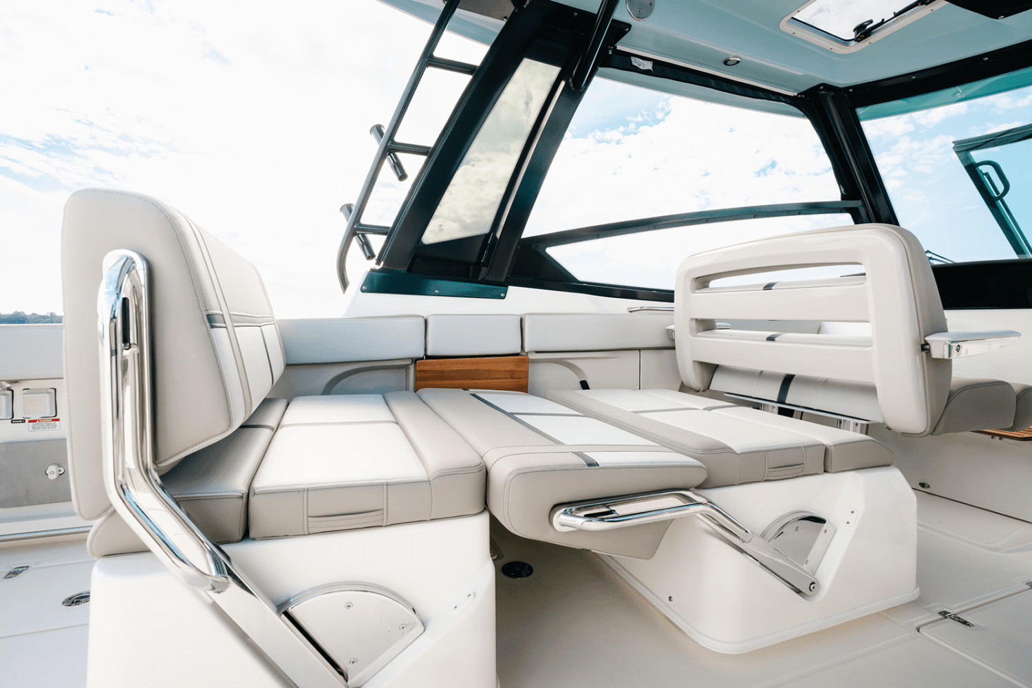 2025 Boston Whaler 330 Vantage Image Thumbnail #19