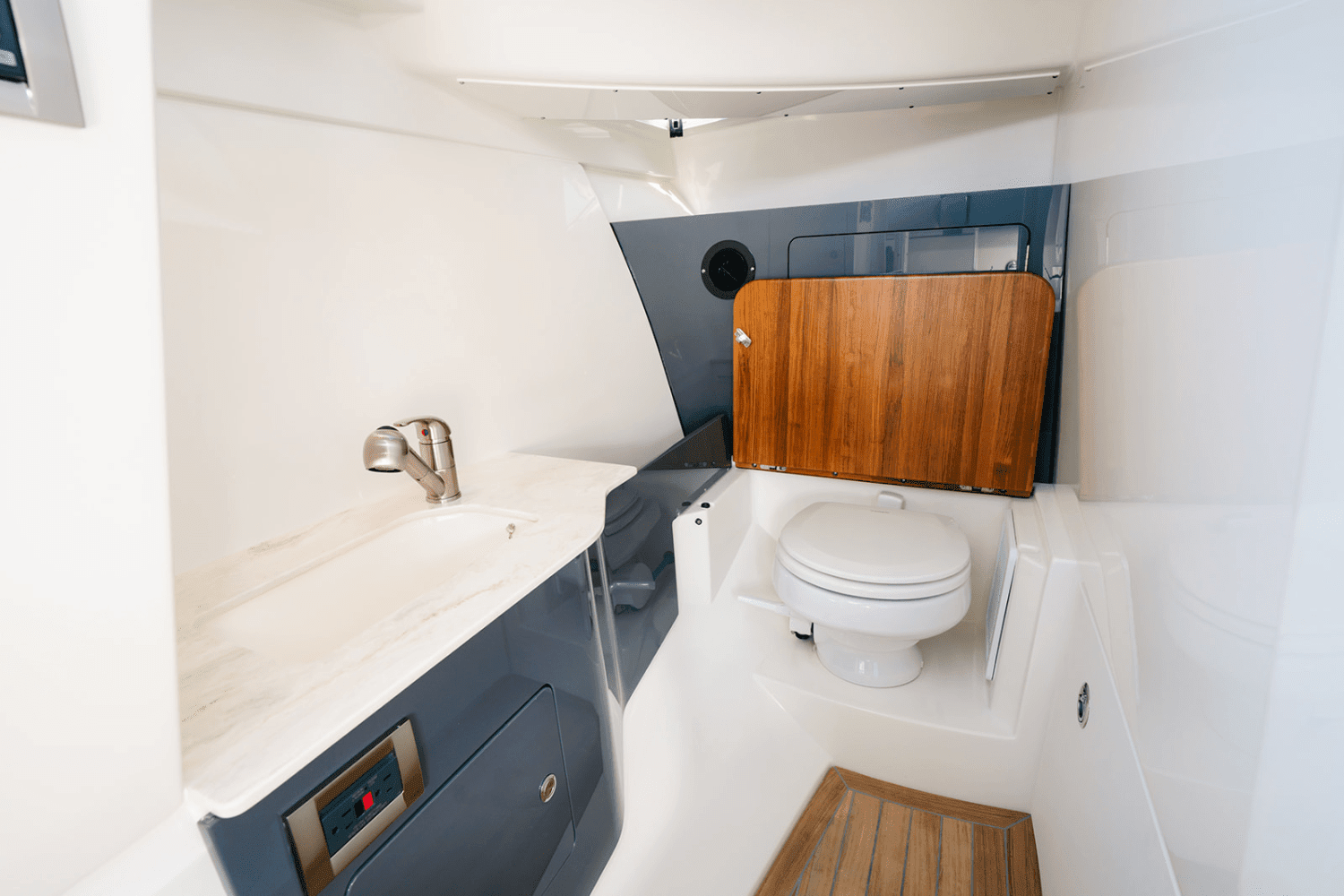 2025 Boston Whaler 330 Vantage Image Thumbnail #13